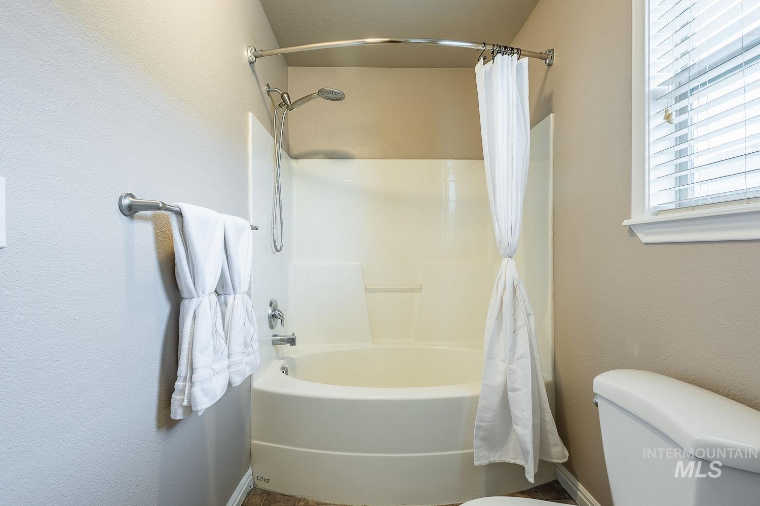 3406 S Ascaino, Meridian, Idaho 83642, 5 Bedrooms, 2.5 Bathrooms, Residential For Sale, Price $499,000,MLS 98980424