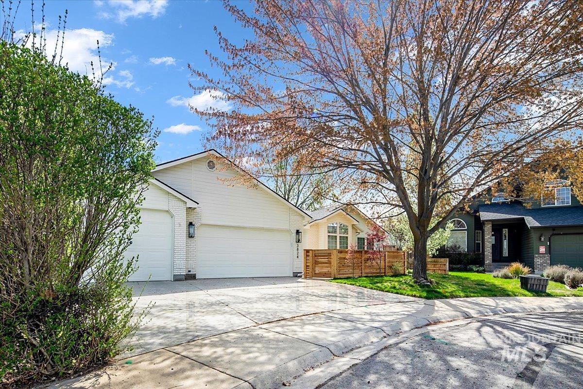 3824 W Aspen Creek Ct, Meridian, Idaho 83642, 3 Bedrooms, 2 Bathrooms, Residential For Sale, Price $588,000,MLS 98980425