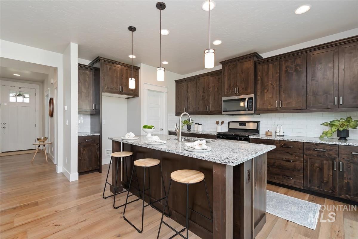 1216 E Fort Erie St., Kuna, Idaho 83634, 3 Bedrooms, 2.5 Bathrooms, Residential For Sale, Price $495,000,MLS 98980426