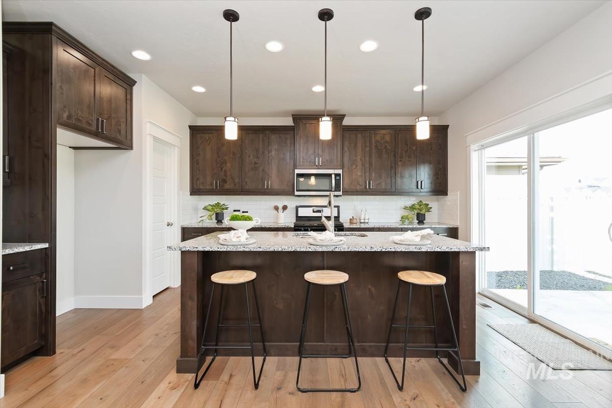 1216 E Fort Erie St., Kuna, Idaho 83634, 3 Bedrooms, 2.5 Bathrooms, Residential For Sale, Price $495,000,MLS 98980426