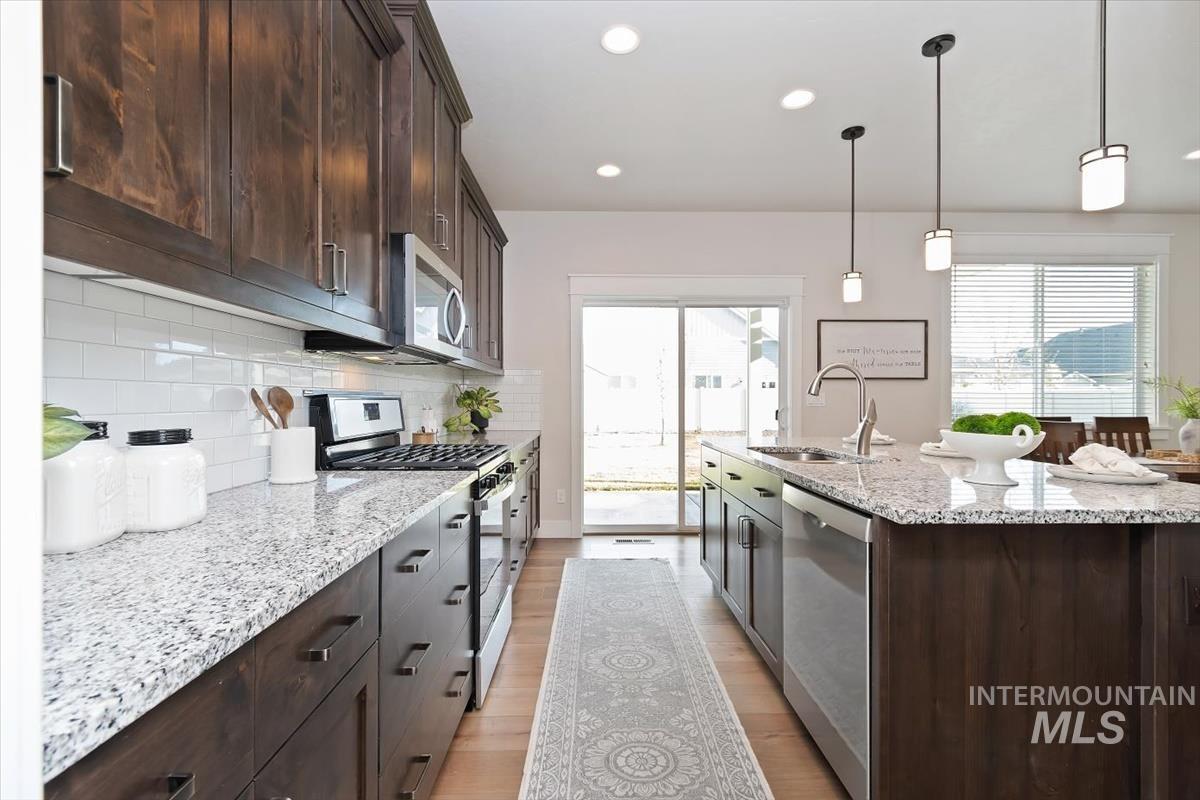 1216 E Fort Erie St., Kuna, Idaho 83634, 3 Bedrooms, 2.5 Bathrooms, Residential For Sale, Price $495,000,MLS 98980426