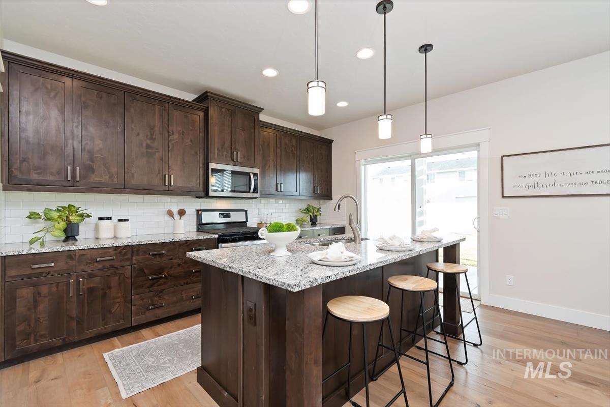 1216 E Fort Erie St., Kuna, Idaho 83634, 3 Bedrooms, 2.5 Bathrooms, Residential For Sale, Price $495,000,MLS 98980426
