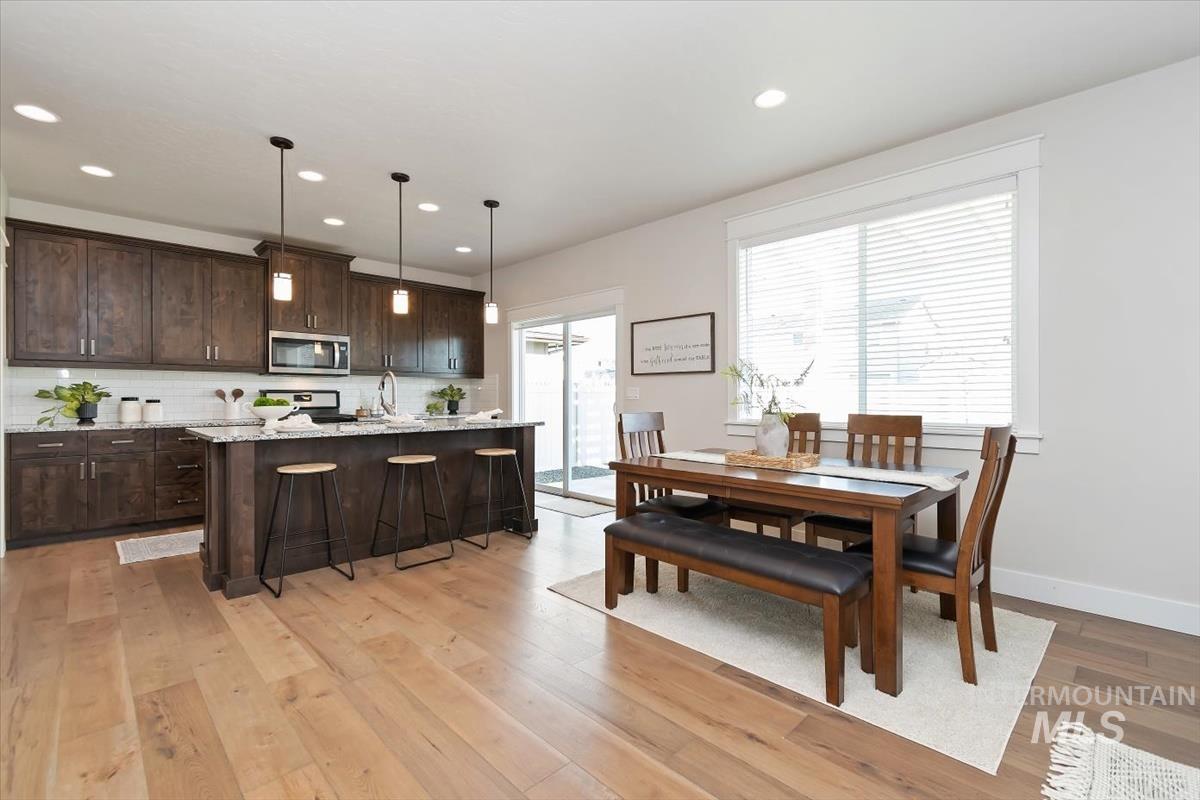 1216 E Fort Erie St., Kuna, Idaho 83634, 3 Bedrooms, 2.5 Bathrooms, Residential For Sale, Price $495,000,MLS 98980426