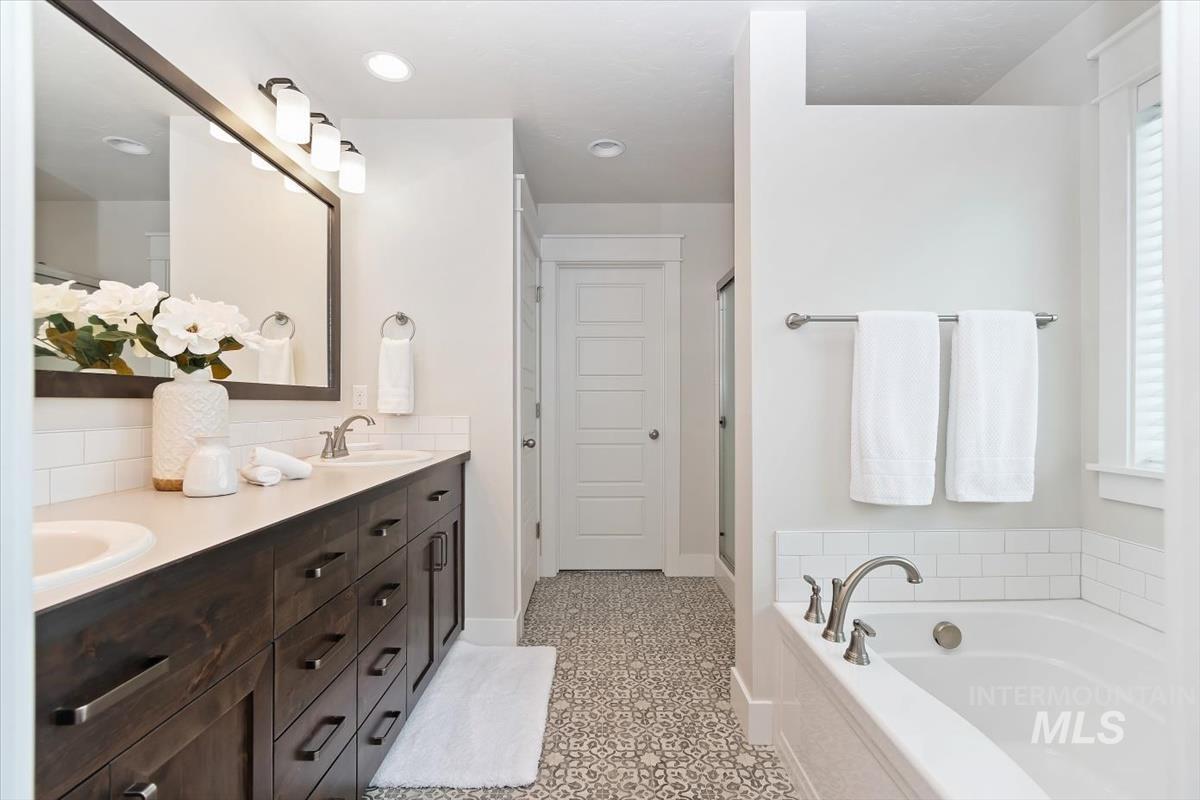 1216 E Fort Erie St., Kuna, Idaho 83634, 3 Bedrooms, 2.5 Bathrooms, Residential For Sale, Price $495,000,MLS 98980426