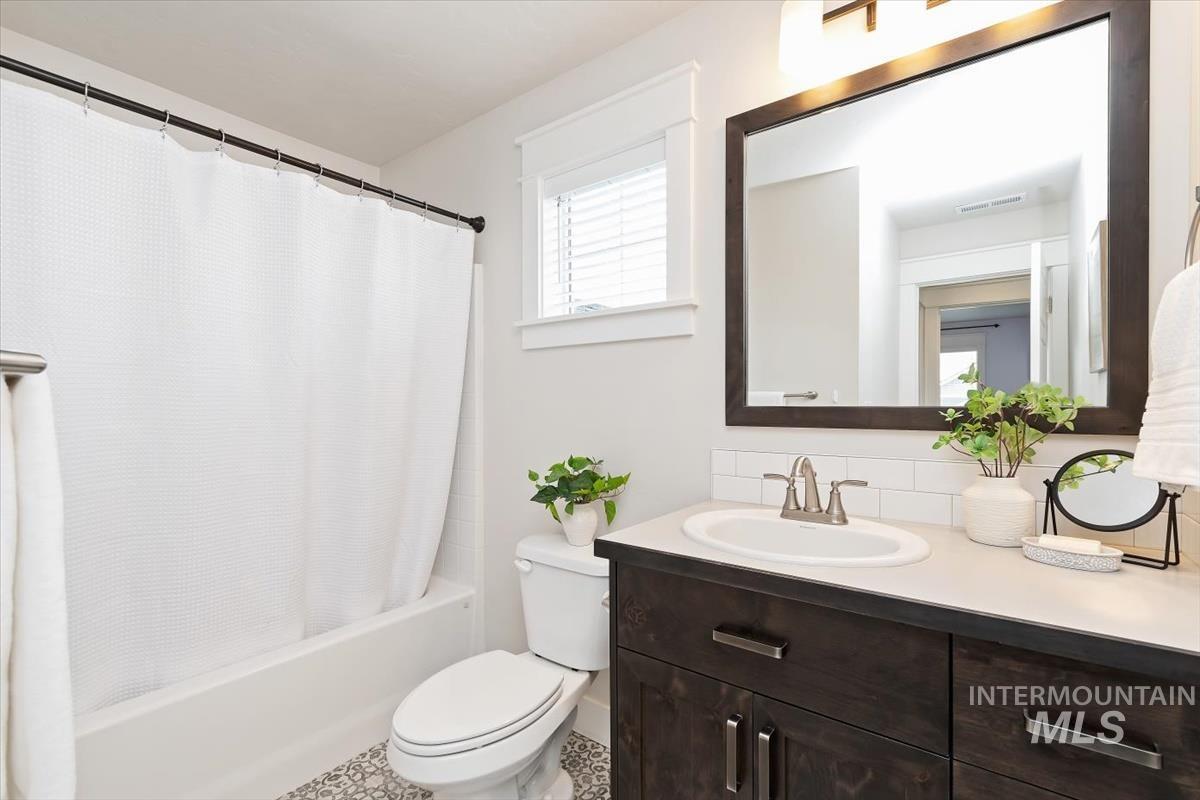 1216 E Fort Erie St., Kuna, Idaho 83634, 3 Bedrooms, 2.5 Bathrooms, Residential For Sale, Price $495,000,MLS 98980426