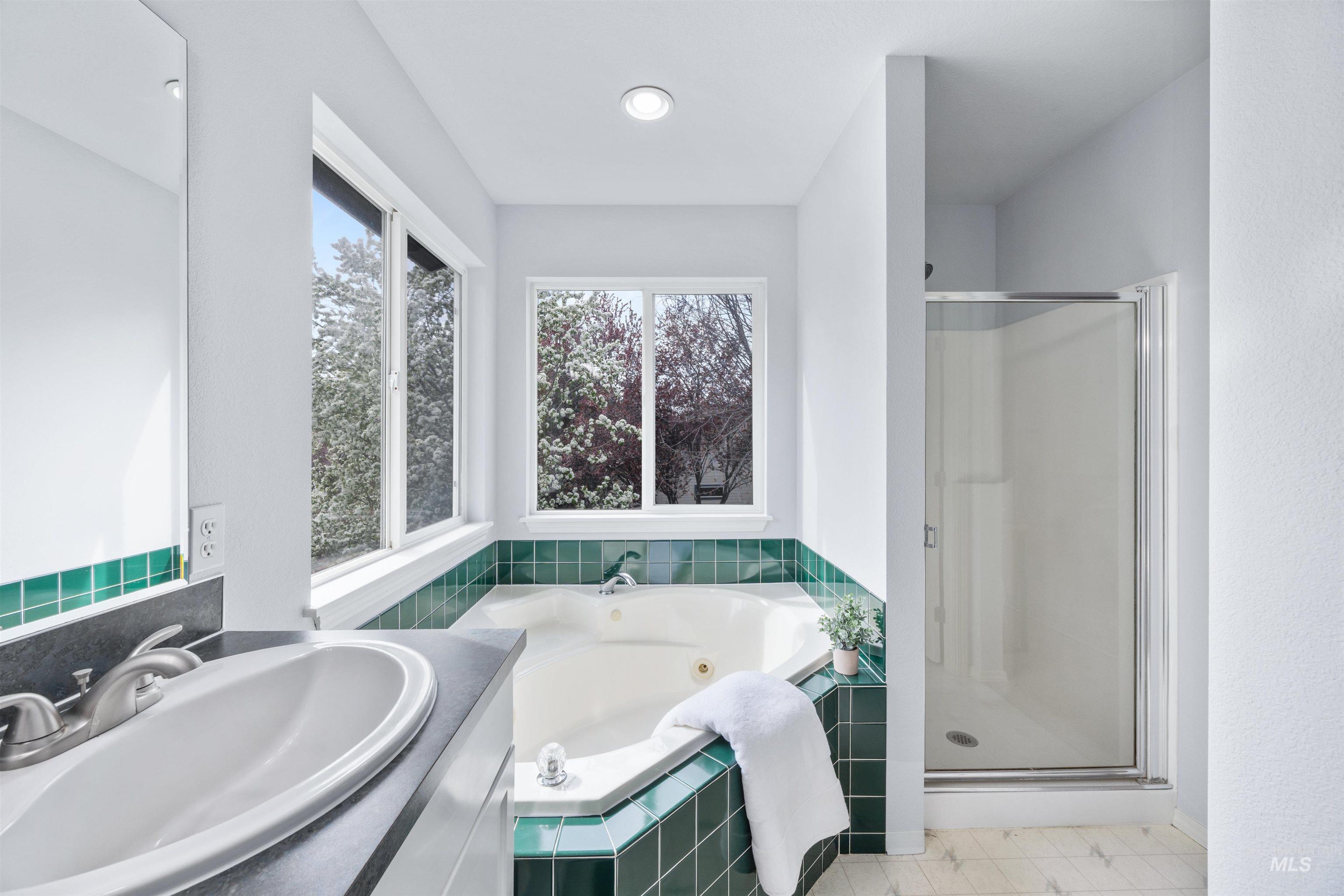 2127 S Whisper Cove Way, Boise, Idaho 83709, 4 Bedrooms, 3 Bathrooms, Residential For Sale, Price $570,000,MLS 98980460