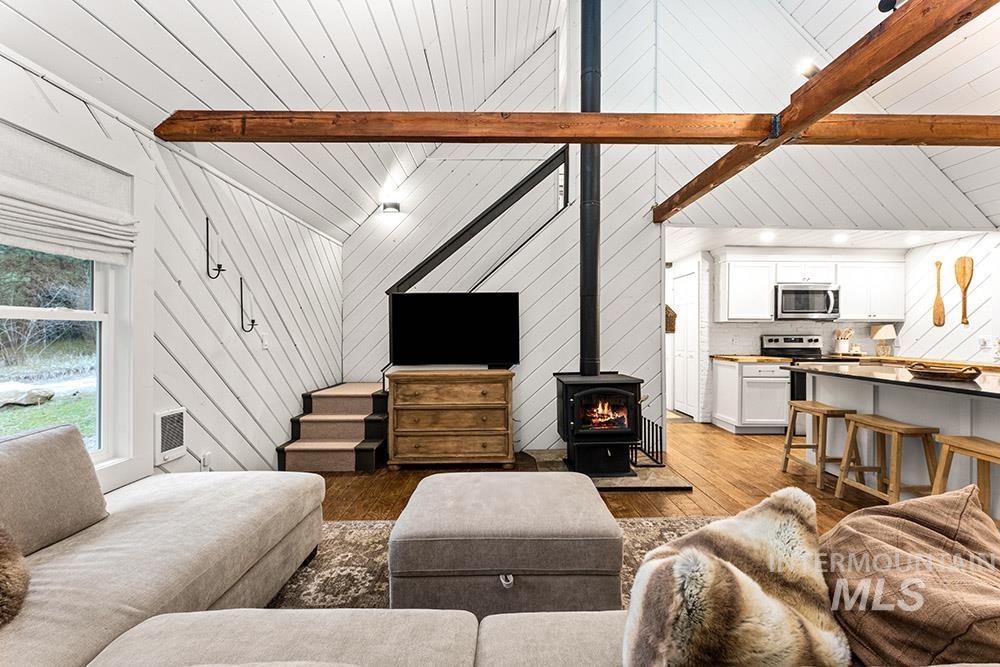 9 Upper Fitchs Point Rd, Garden Valley, Idaho 83622, 3 Bedrooms, 1 Bathroom, Residential For Sale, Price $539,900,MLS 98980468