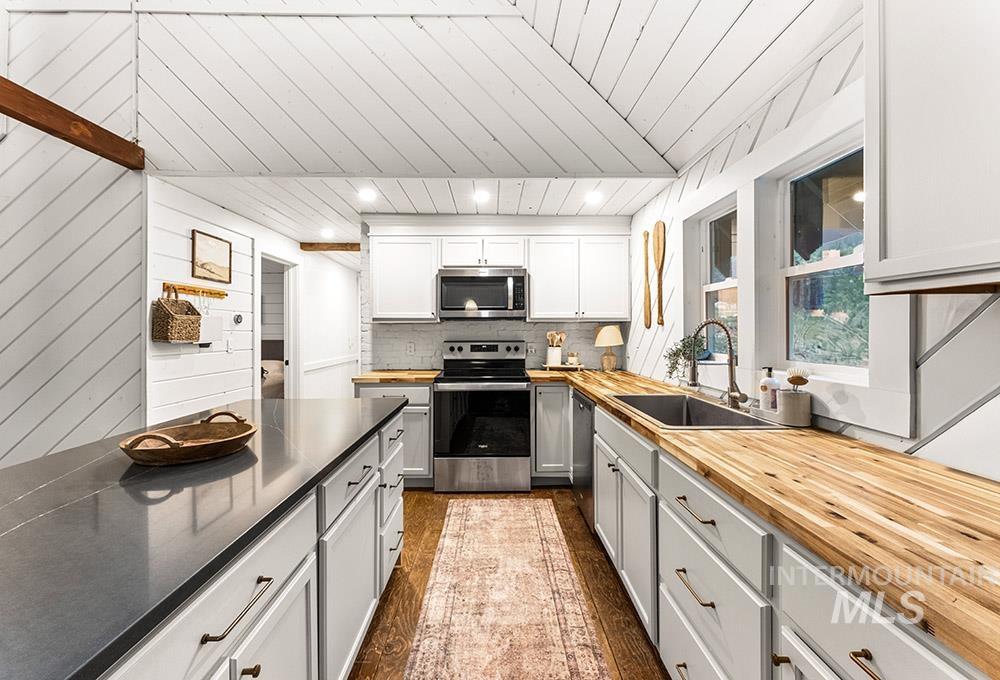 9 Upper Fitchs Point Rd, Garden Valley, Idaho 83622, 3 Bedrooms, 1 Bathroom, Residential For Sale, Price $539,900,MLS 98980468