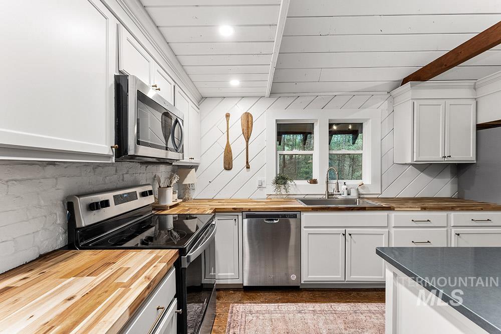 9 Upper Fitchs Point Rd, Garden Valley, Idaho 83622, 3 Bedrooms, 1 Bathroom, Residential For Sale, Price $539,900,MLS 98980468