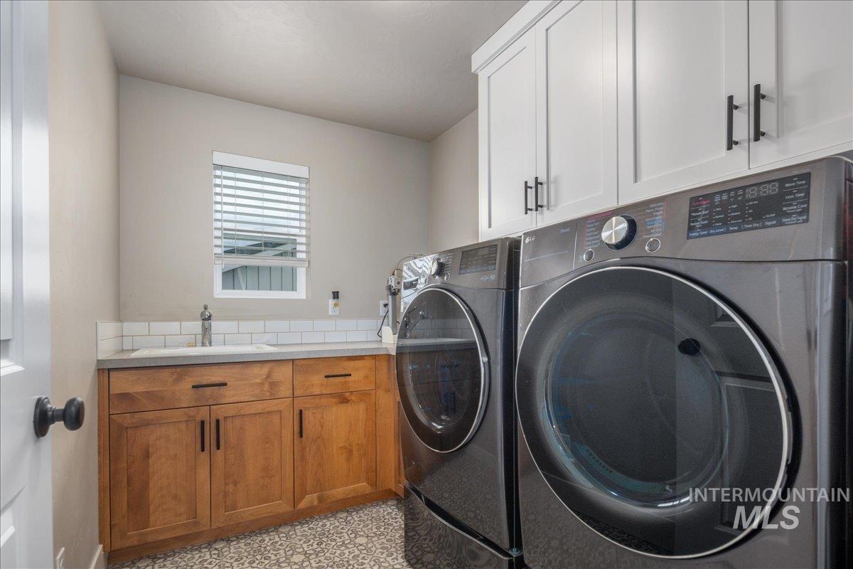 1216 N Kenora Ave., Star, Idaho 83669, 5 Bedrooms, 3.5 Bathrooms, Residential For Sale, Price $999,900,MLS 98980473