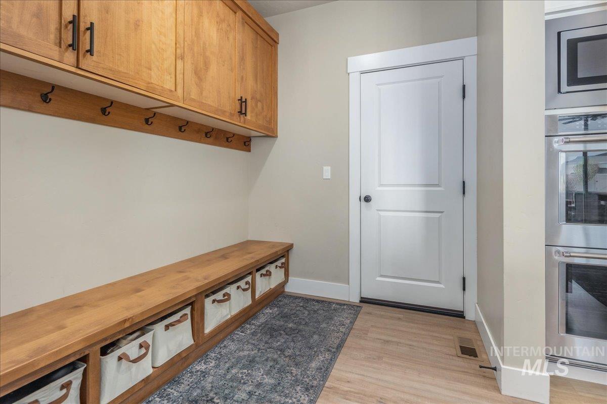 1216 N Kenora Ave., Star, Idaho 83669, 5 Bedrooms, 3.5 Bathrooms, Residential For Sale, Price $999,900,MLS 98980473