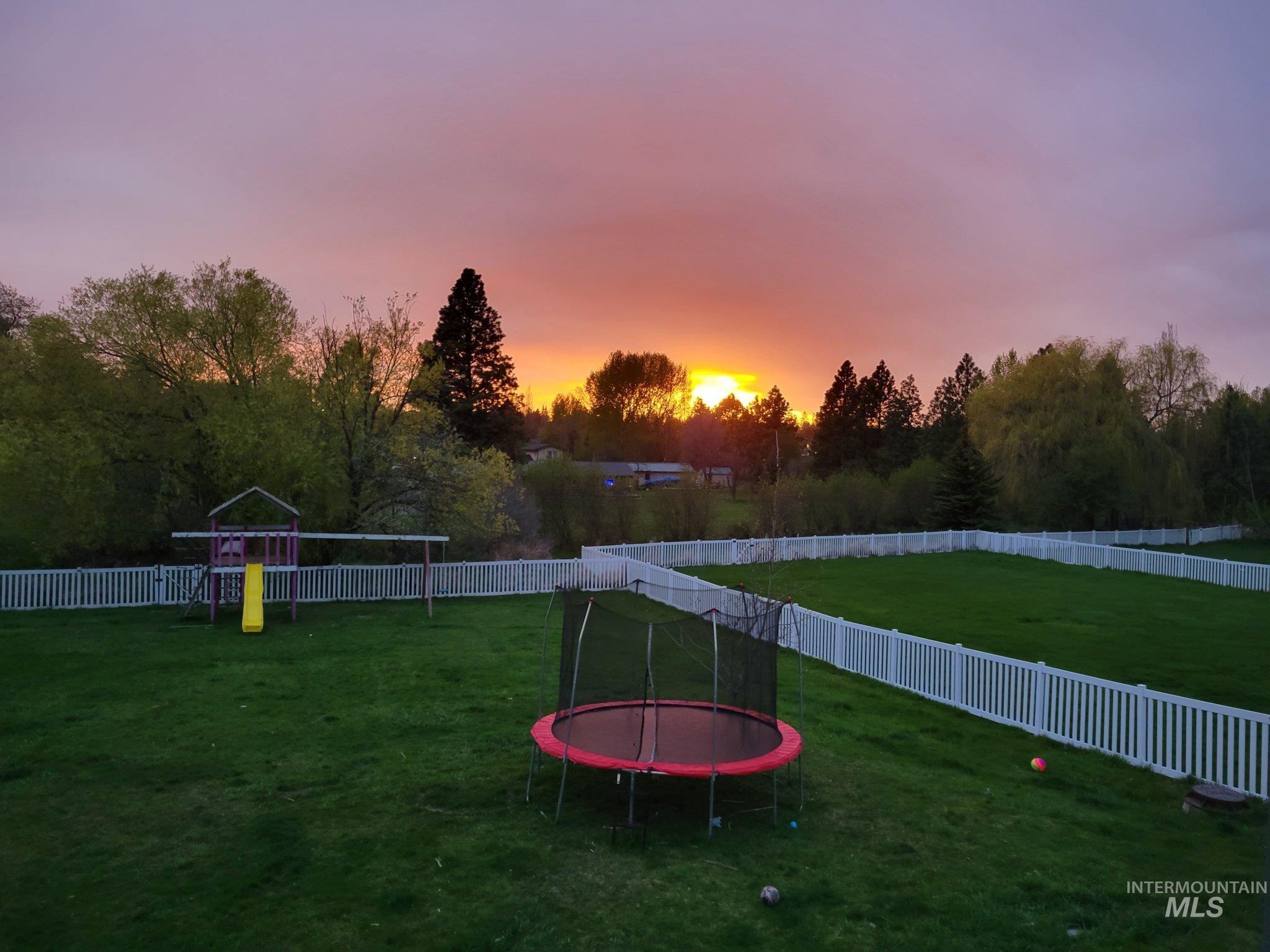 237 Sunrise Dr, Moscow, Idaho 83843, 5 Bedrooms, 3 Bathrooms, Residential For Sale, Price $719,000,MLS 98980475