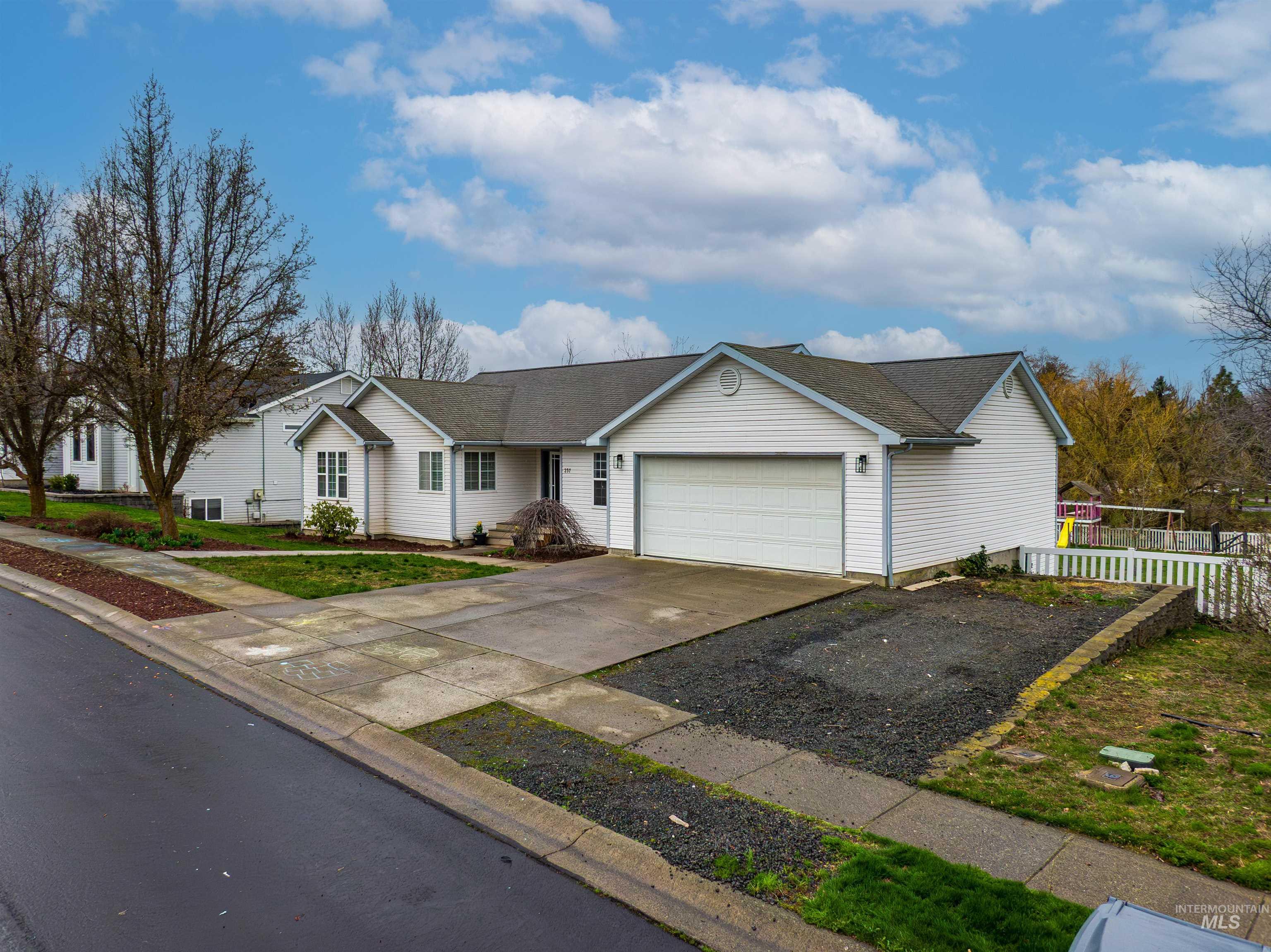 237 Sunrise Dr, Moscow, Idaho 83843, 5 Bedrooms, 3 Bathrooms, Residential For Sale, Price $709,000, 98980475