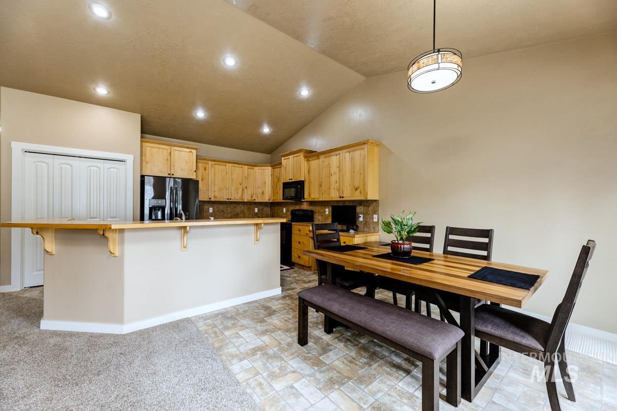 2512 N Tweedbrook Avenue, Meridian, Idaho 83646, 3 Bedrooms, 2 Bathrooms, Residential For Sale, Price $445,000,MLS 98980500