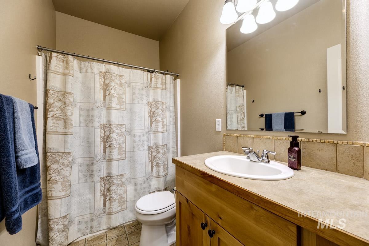 2512 N Tweedbrook Avenue, Meridian, Idaho 83646, 3 Bedrooms, 2 Bathrooms, Residential For Sale, Price $445,000,MLS 98980500