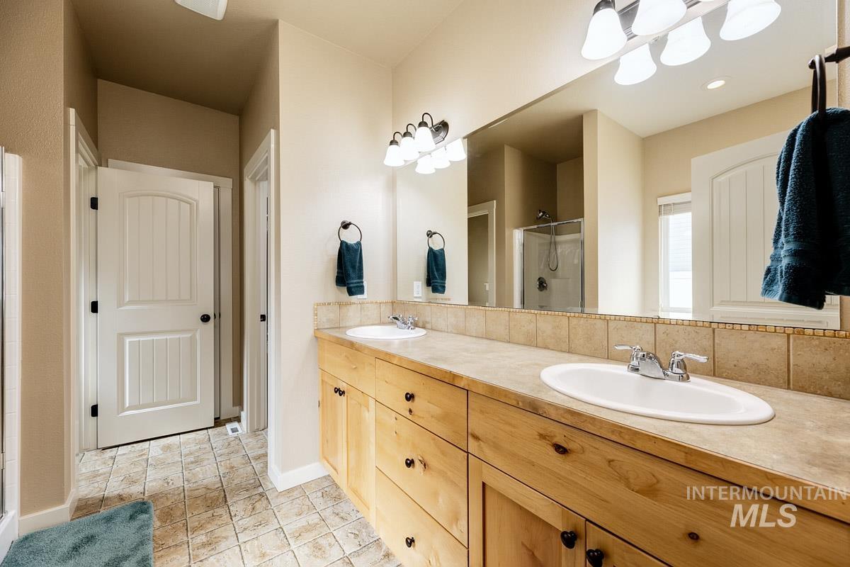 2512 N Tweedbrook Avenue, Meridian, Idaho 83646, 3 Bedrooms, 2 Bathrooms, Residential For Sale, Price $445,000,MLS 98980500