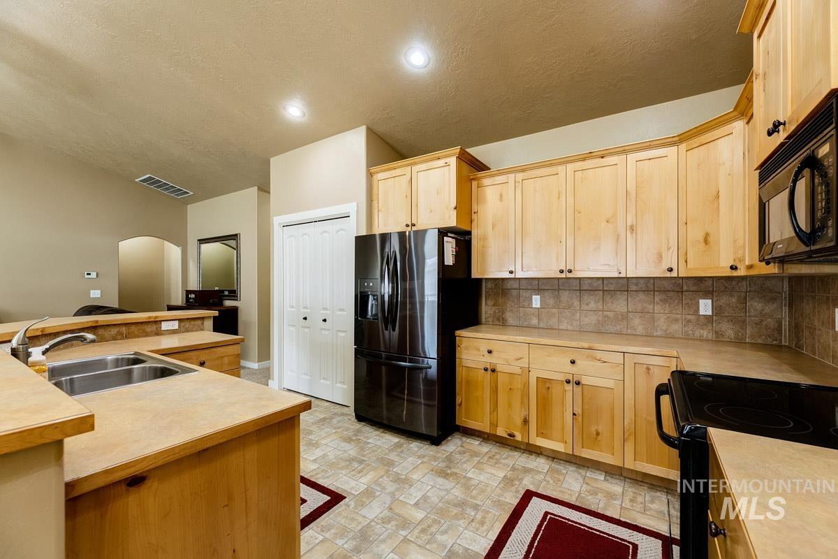 2512 N Tweedbrook Avenue, Meridian, Idaho 83646, 3 Bedrooms, 2 Bathrooms, Residential For Sale, Price $445,000,MLS 98980500