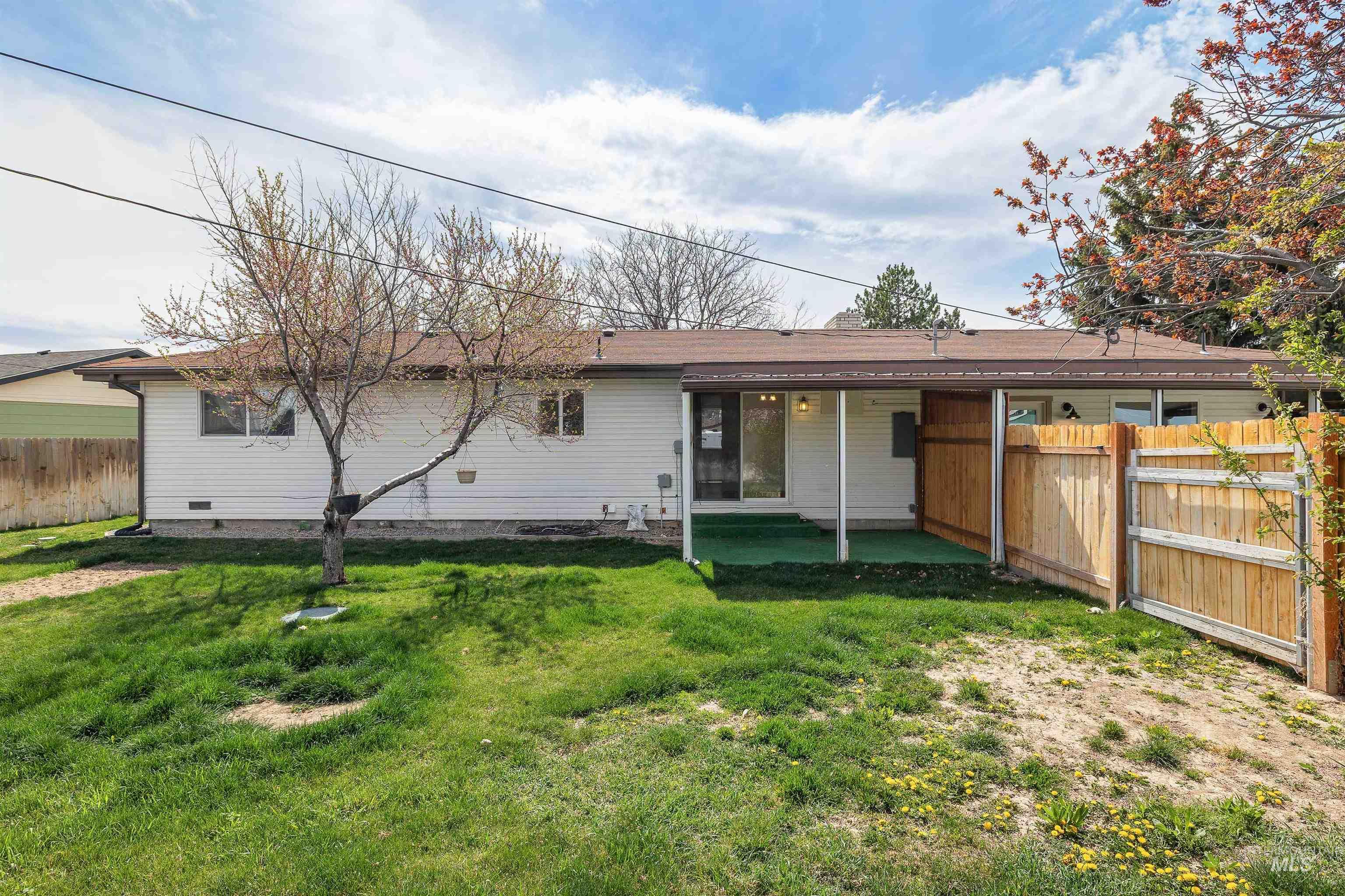 1088 Trotter Dr, Twin Falls, Idaho 83301-6966, 3 Bedrooms, 2 Bathrooms, Residential Income For Sale, Price $420,000,MLS 98980503