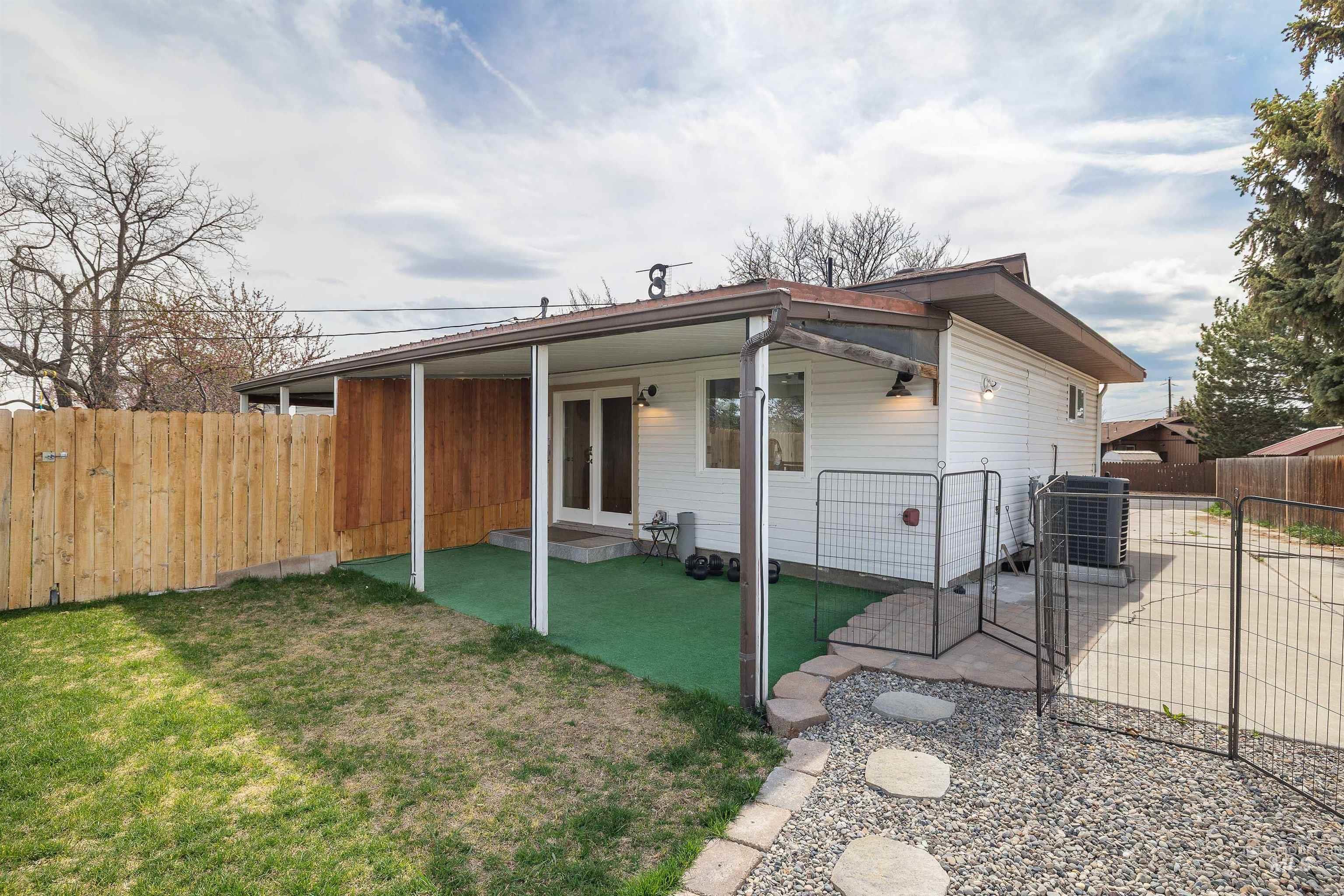 1088 Trotter Dr, Twin Falls, Idaho 83301-6966, 3 Bedrooms, 2 Bathrooms, Residential Income For Sale, Price $420,000,MLS 98980503