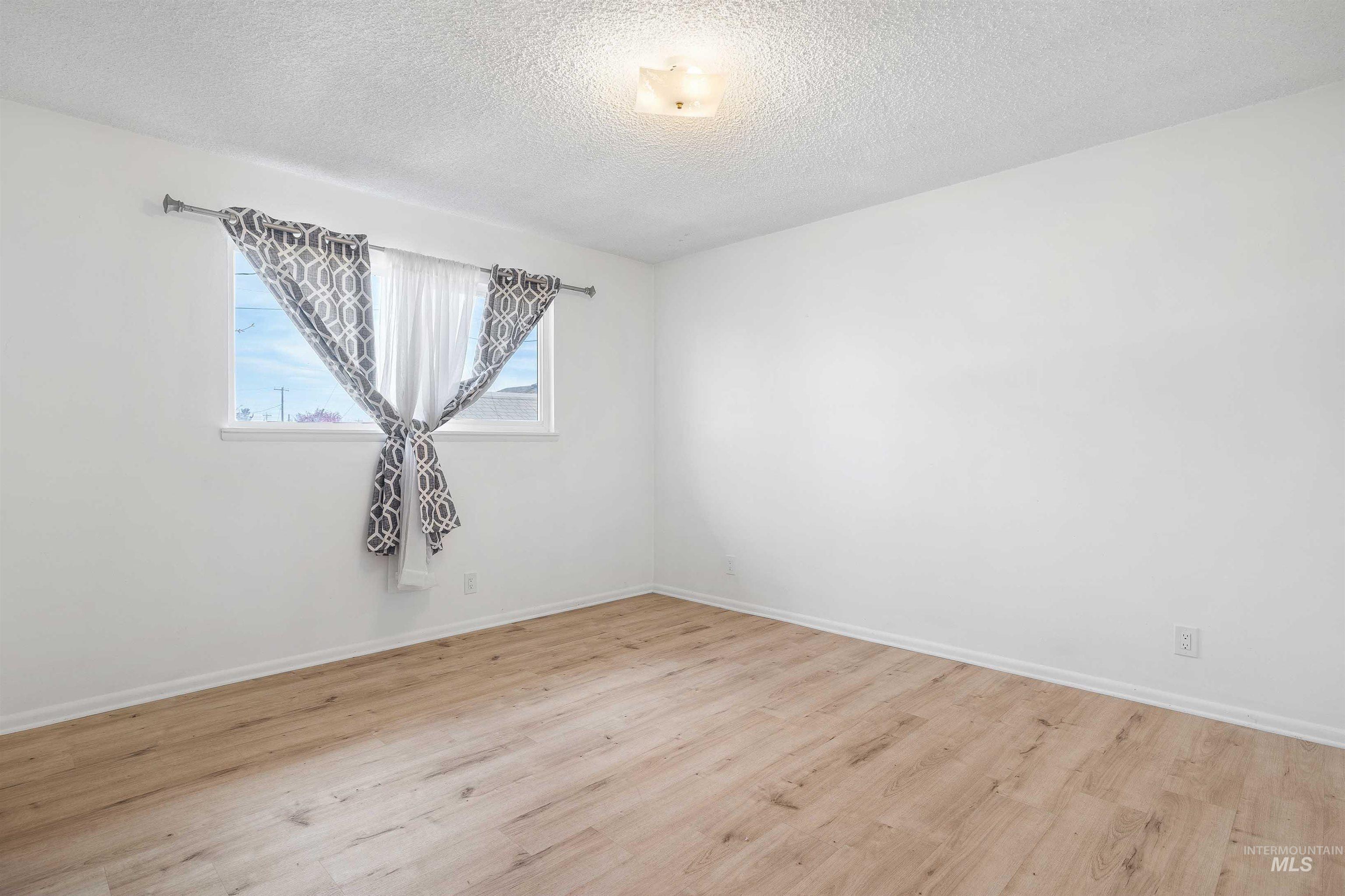 1088 Trotter Dr, Twin Falls, Idaho 83301-6966, 3 Bedrooms, 2 Bathrooms, Residential Income For Sale, Price $420,000,MLS 98980503