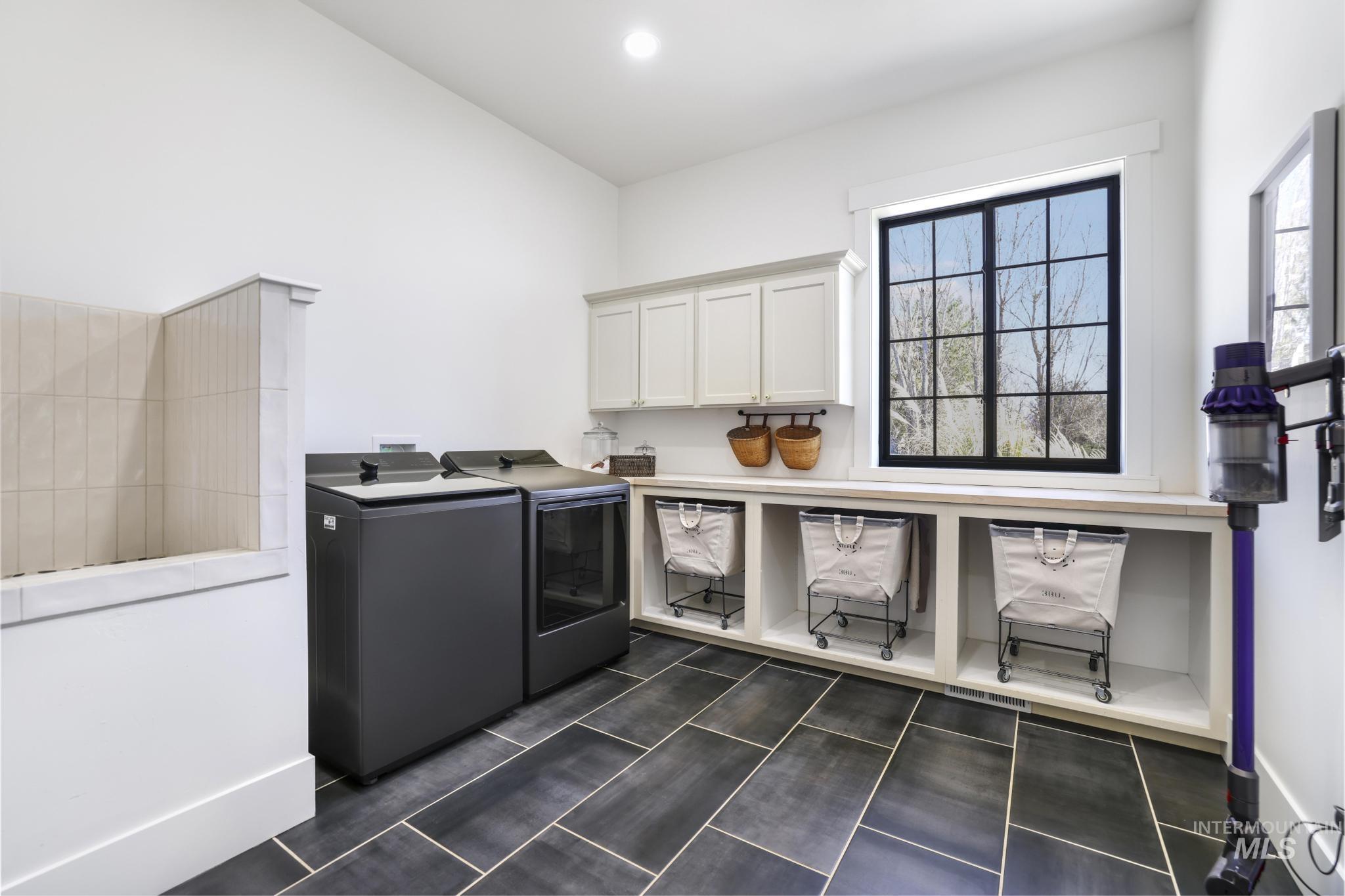 2233 E 3100 S, Wendell, Idaho 83355, 5 Bedrooms, 3.5 Bathrooms, Residential For Sale, Price $999,900,MLS 98980511