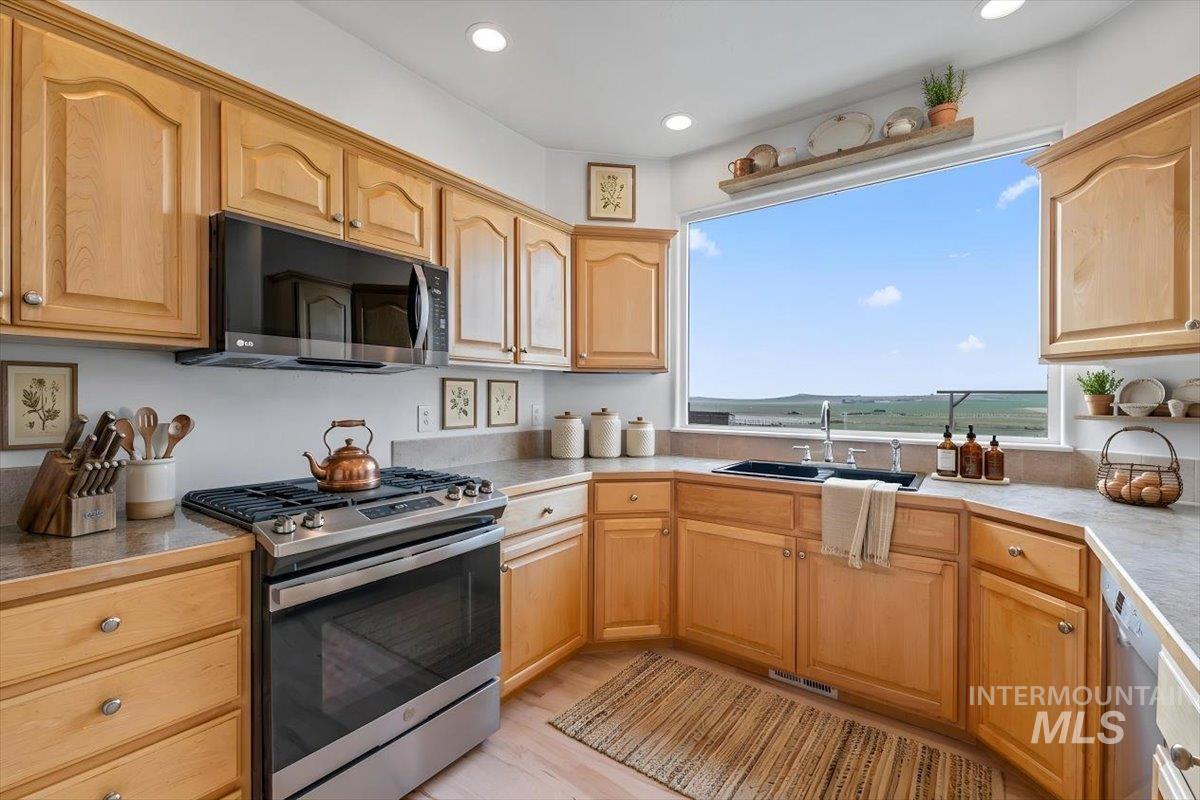 13983 Santa Rita Drive, Nampa, Idaho 83686, 6 Bedrooms, 3 Bathrooms, Residential For Sale, Price $815,000,MLS 98980527