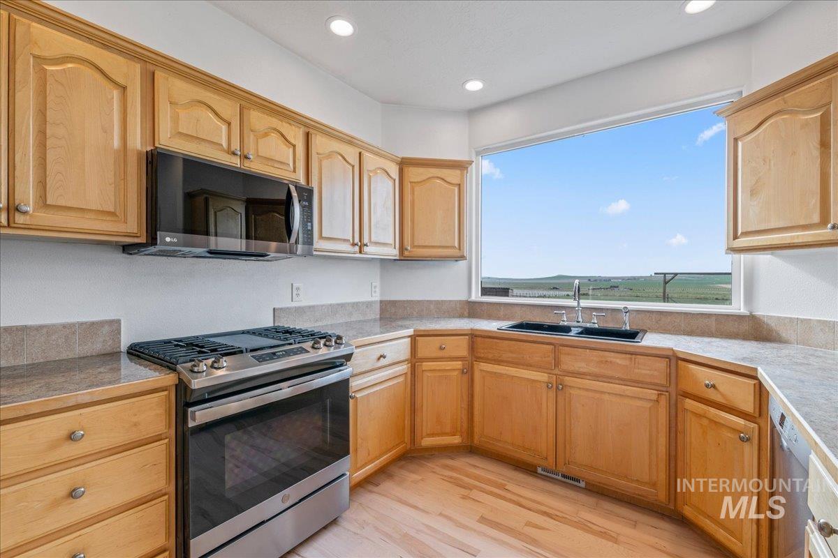 13983 Santa Rita Drive, Nampa, Idaho 83686, 6 Bedrooms, 3 Bathrooms, Residential For Sale, Price $815,000,MLS 98980527