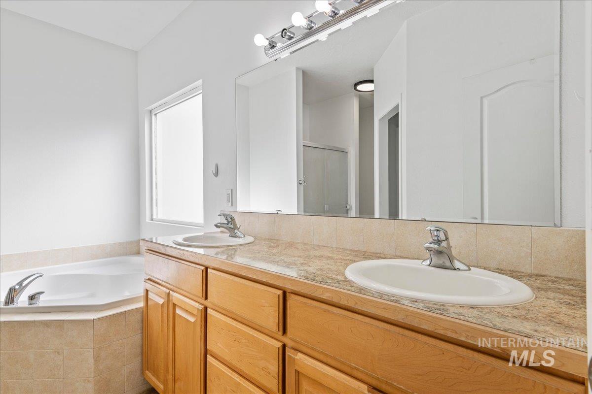 13983 Santa Rita Drive, Nampa, Idaho 83686, 6 Bedrooms, 3 Bathrooms, Residential For Sale, Price $815,000,MLS 98980527