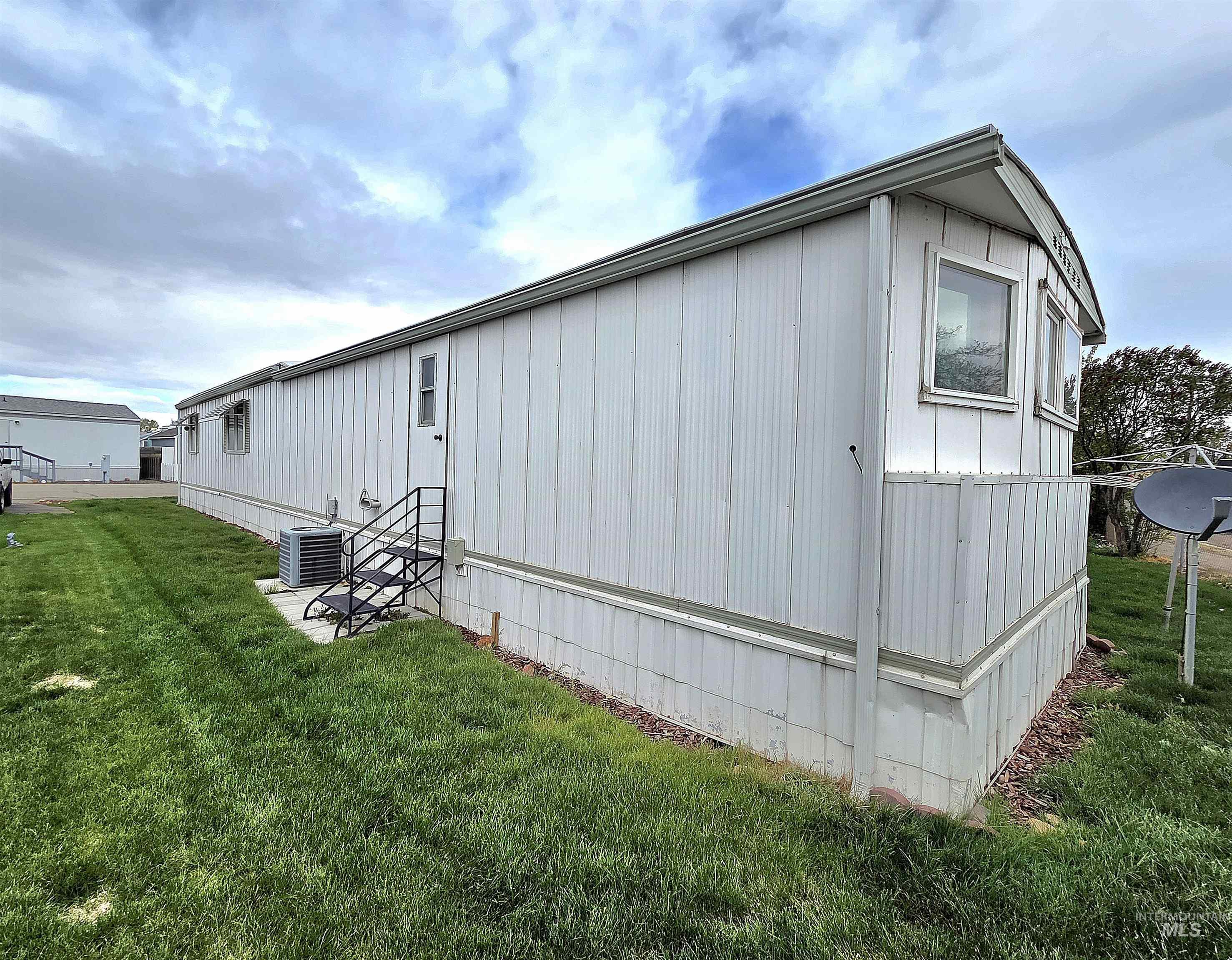 2205 E Linden St Trlr 91, Caldwell, Idaho 83605-5983, 2 Bedrooms, 1 Bathroom, Residential For Sale, Price $79,900, 98980530