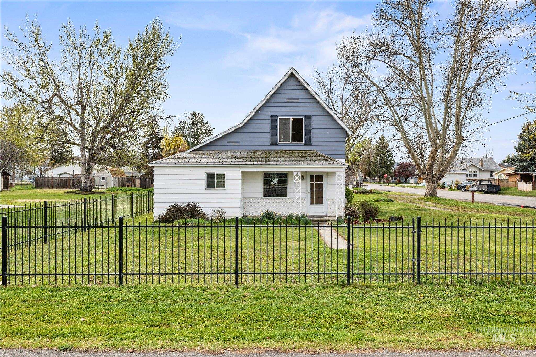 203 E 5th St, Emmett, Idaho 83714, 4 Bedrooms, 1 Bathroom, Residential For Sale, Price $264,000,MLS 98980535