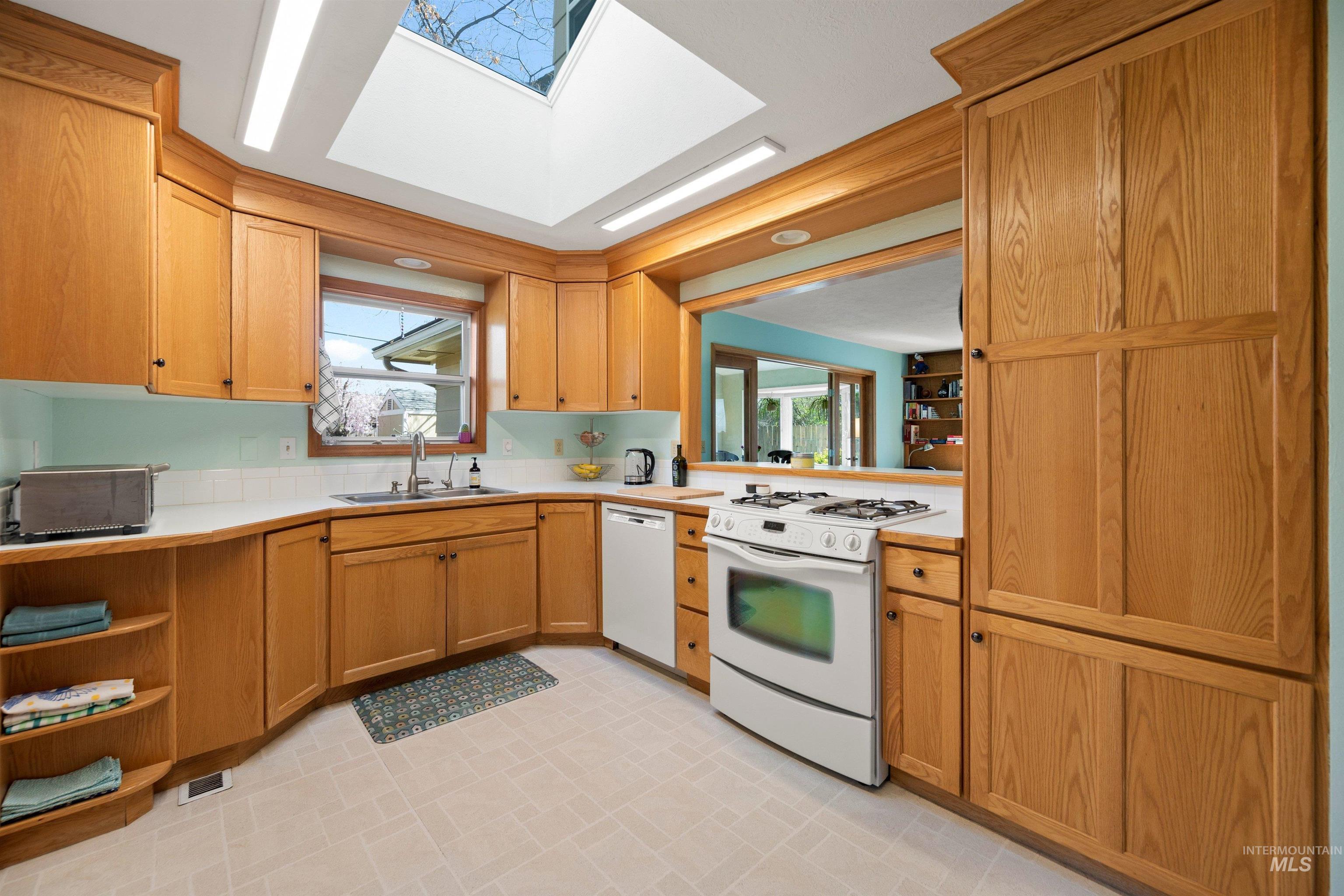 3718 N Cabarton Ln, Boise, Idaho 83704, 3 Bedrooms, 3 Bathrooms, Residential For Sale, Price $600,000,MLS 98980540