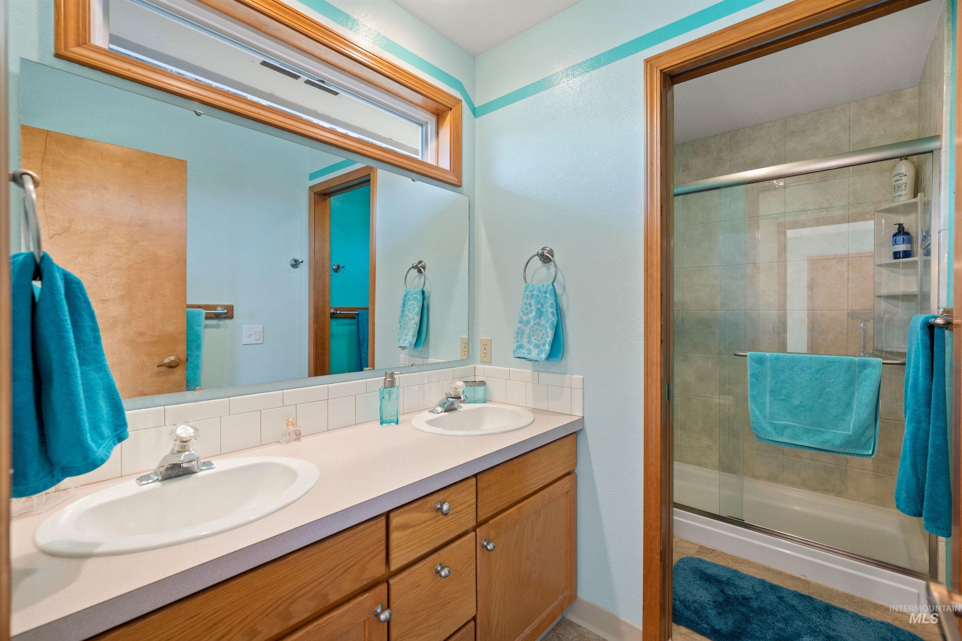 3718 N Cabarton Ln, Boise, Idaho 83704, 3 Bedrooms, 3 Bathrooms, Residential For Sale, Price $600,000,MLS 98980540