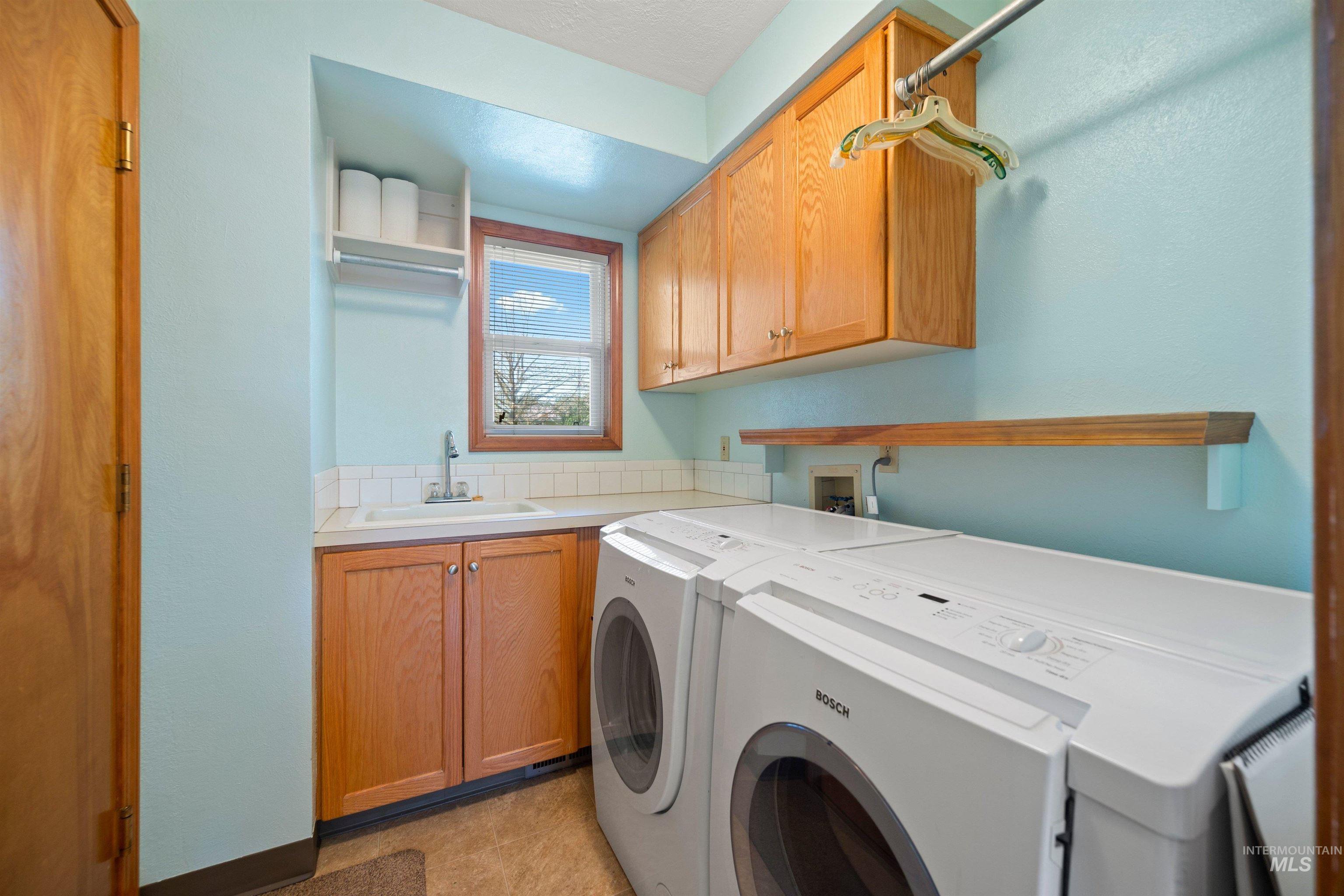 3718 N Cabarton Ln, Boise, Idaho 83704, 3 Bedrooms, 3 Bathrooms, Residential For Sale, Price $600,000,MLS 98980540