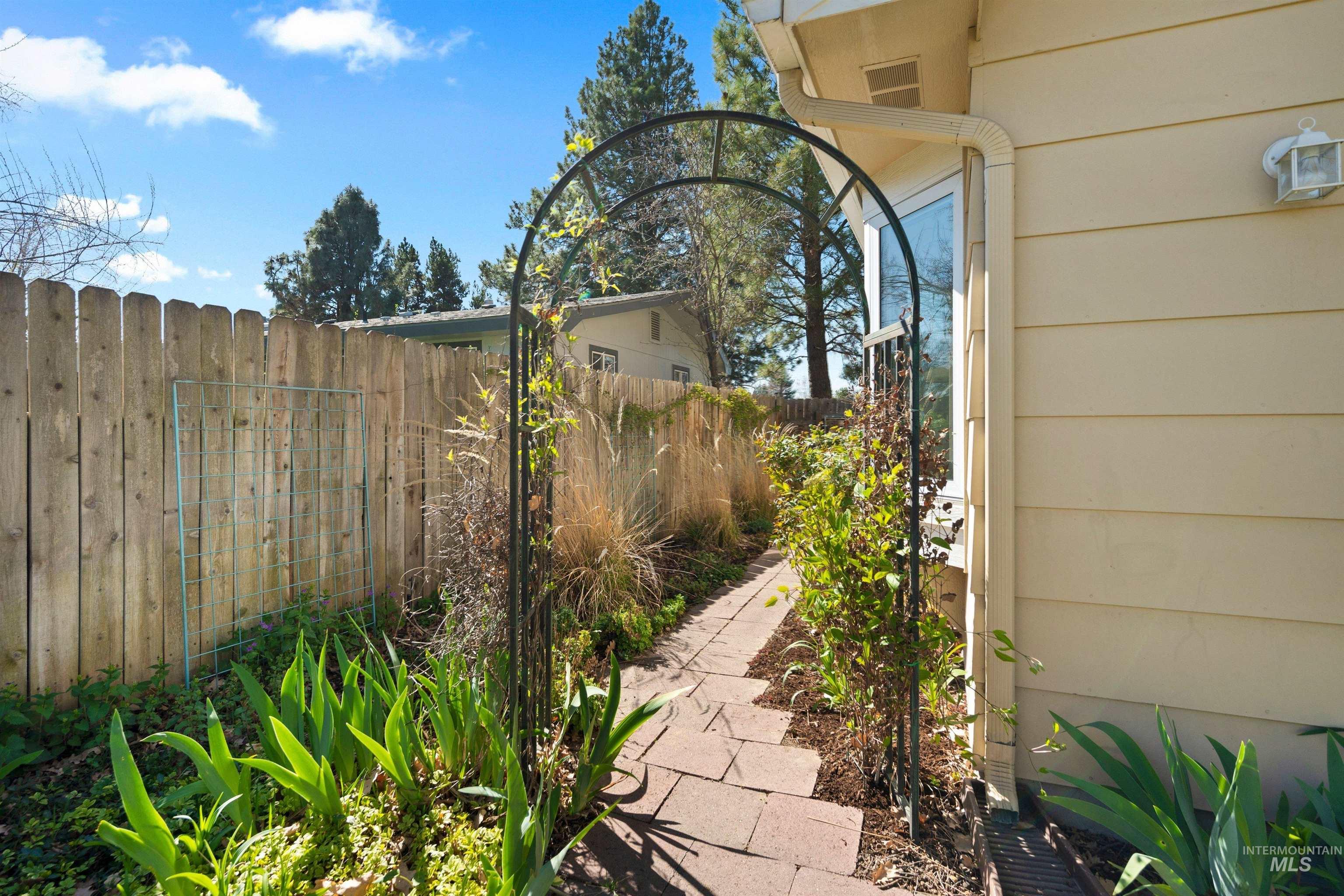 3718 N Cabarton Ln, Boise, Idaho 83704, 3 Bedrooms, 3 Bathrooms, Residential For Sale, Price $600,000,MLS 98980540