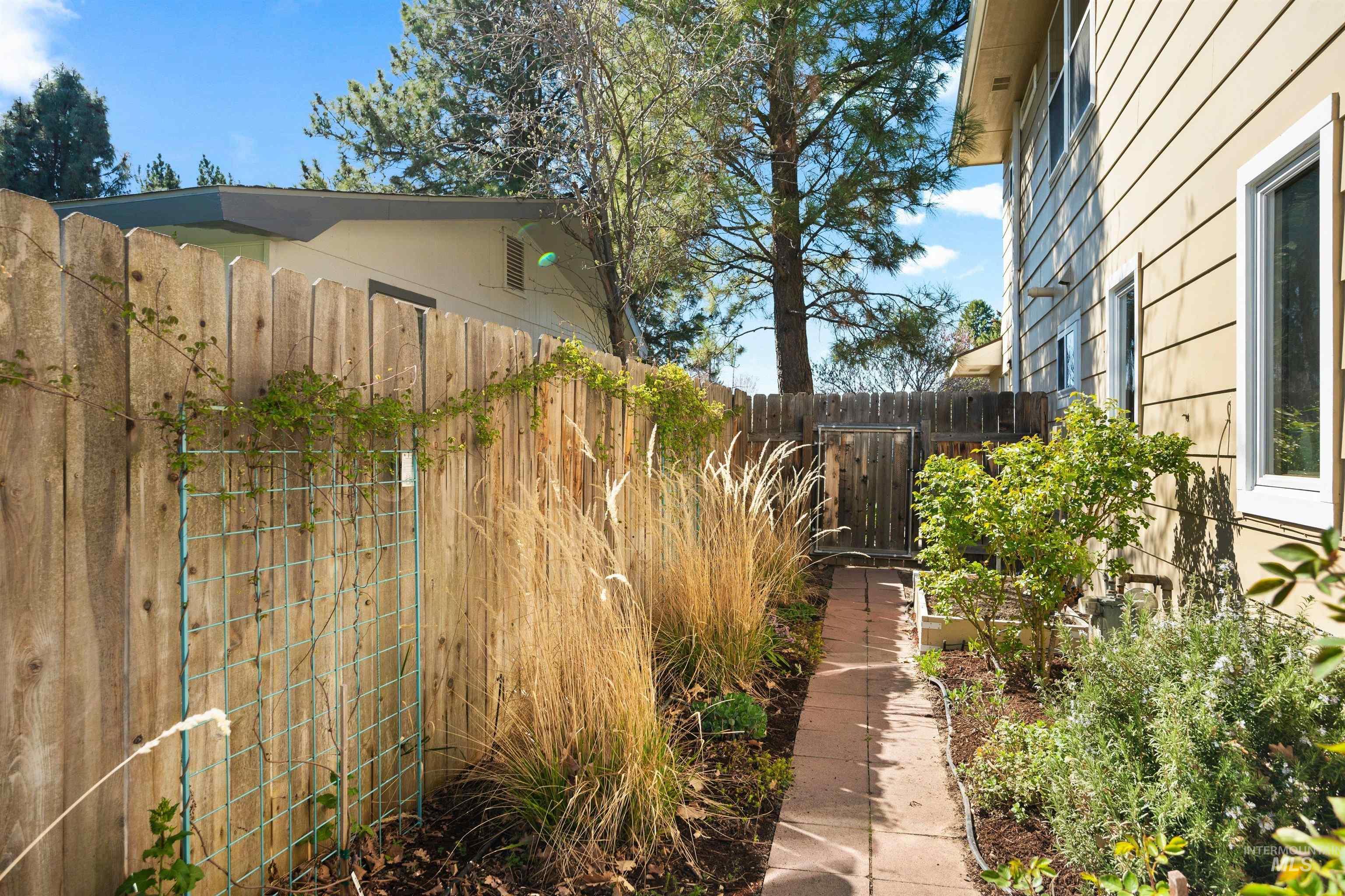 3718 N Cabarton Ln, Boise, Idaho 83704, 3 Bedrooms, 3 Bathrooms, Residential For Sale, Price $600,000,MLS 98980540