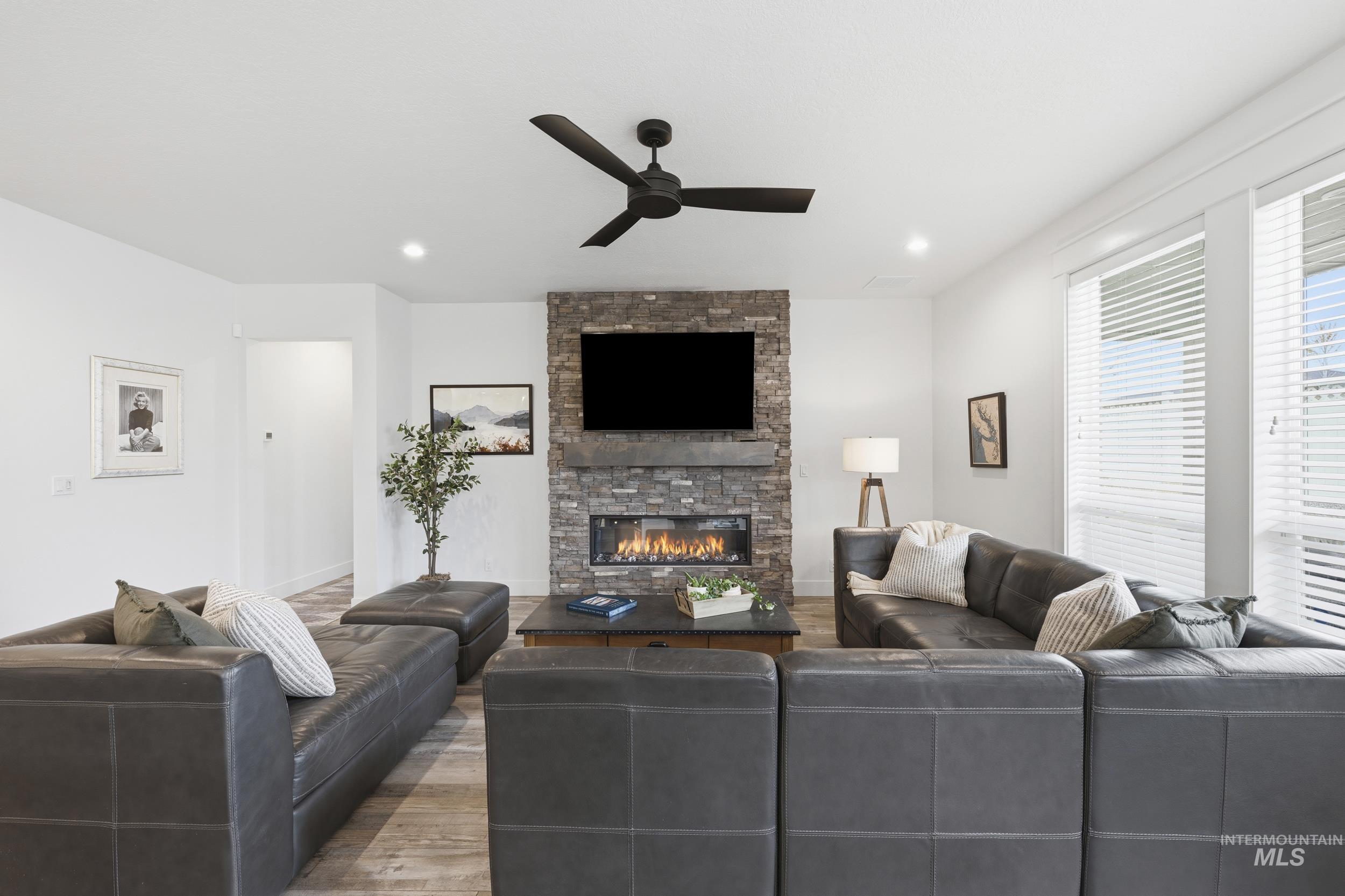 1310 W Winsett, Kuna, Idaho 83634-2460, 4 Bedrooms, 3 Bathrooms, Residential For Sale, Price $660,000,MLS 98980546