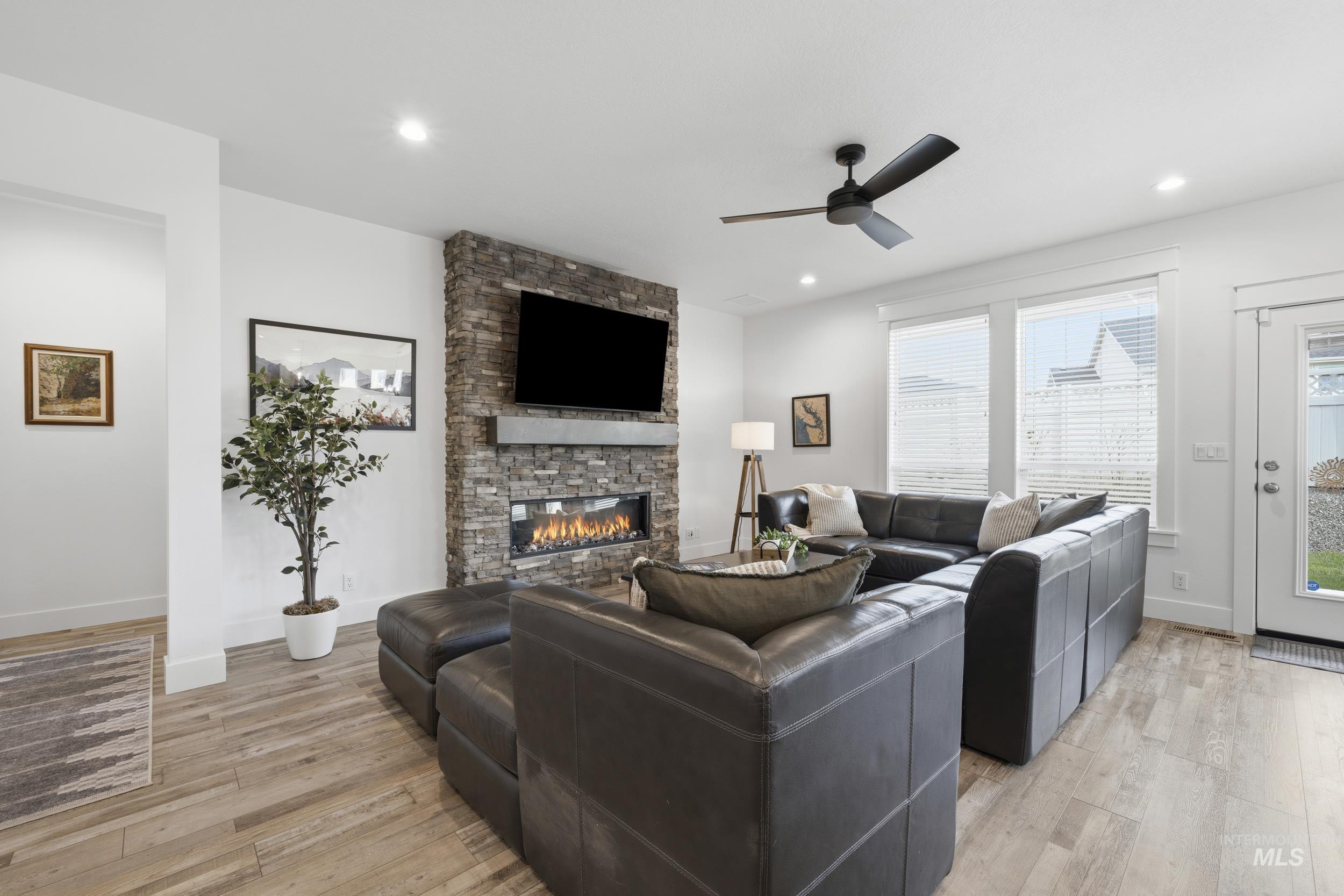 1310 W Winsett, Kuna, Idaho 83634-2460, 4 Bedrooms, 3 Bathrooms, Residential For Sale, Price $660,000,MLS 98980546