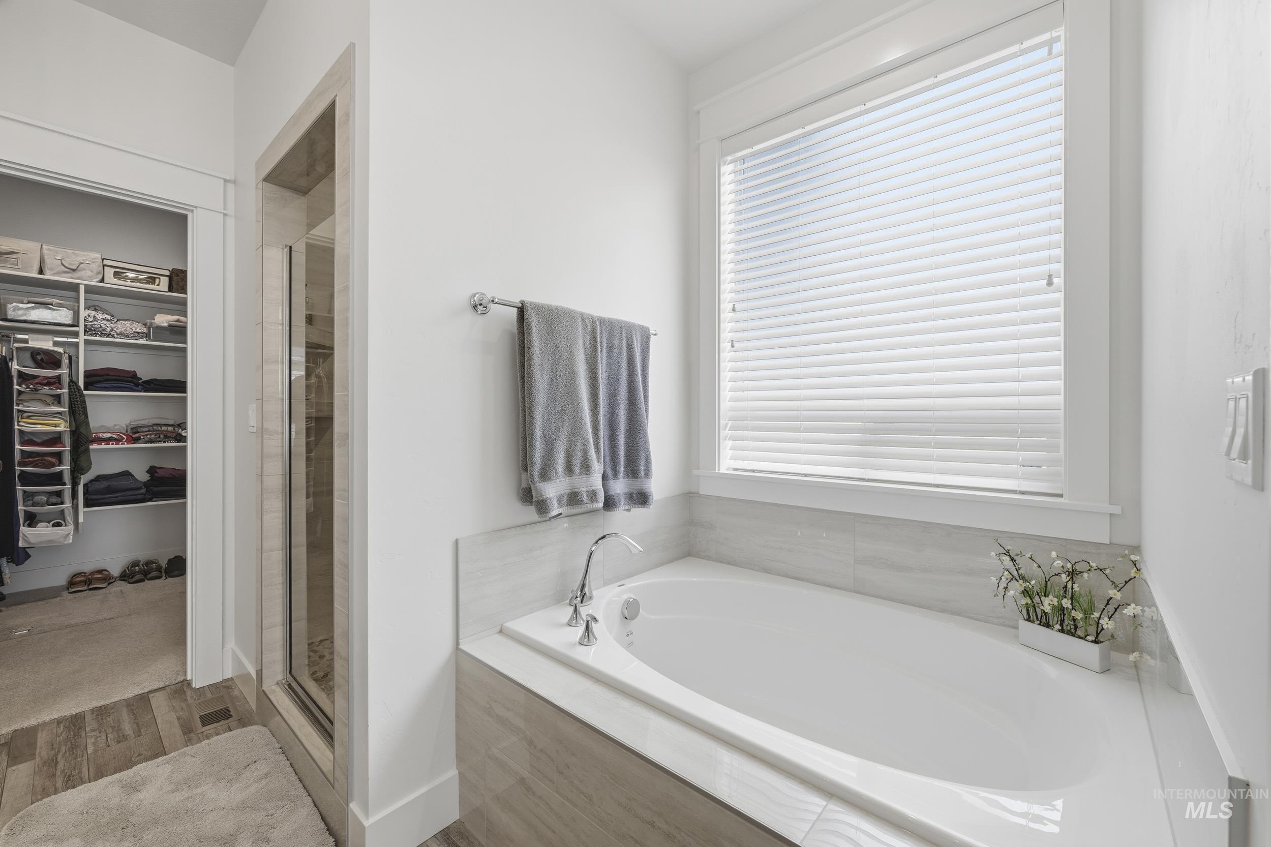 1310 W Winsett, Kuna, Idaho 83634-2460, 4 Bedrooms, 3 Bathrooms, Residential For Sale, Price $660,000,MLS 98980546