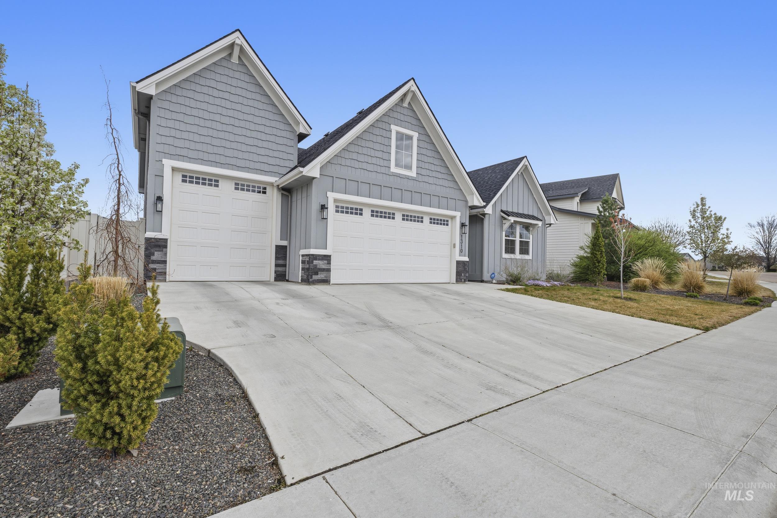 1310 W Winsett, Kuna, Idaho 83634-2460, 4 Bedrooms, 3 Bathrooms, Residential For Sale, Price $660,000,MLS 98980546