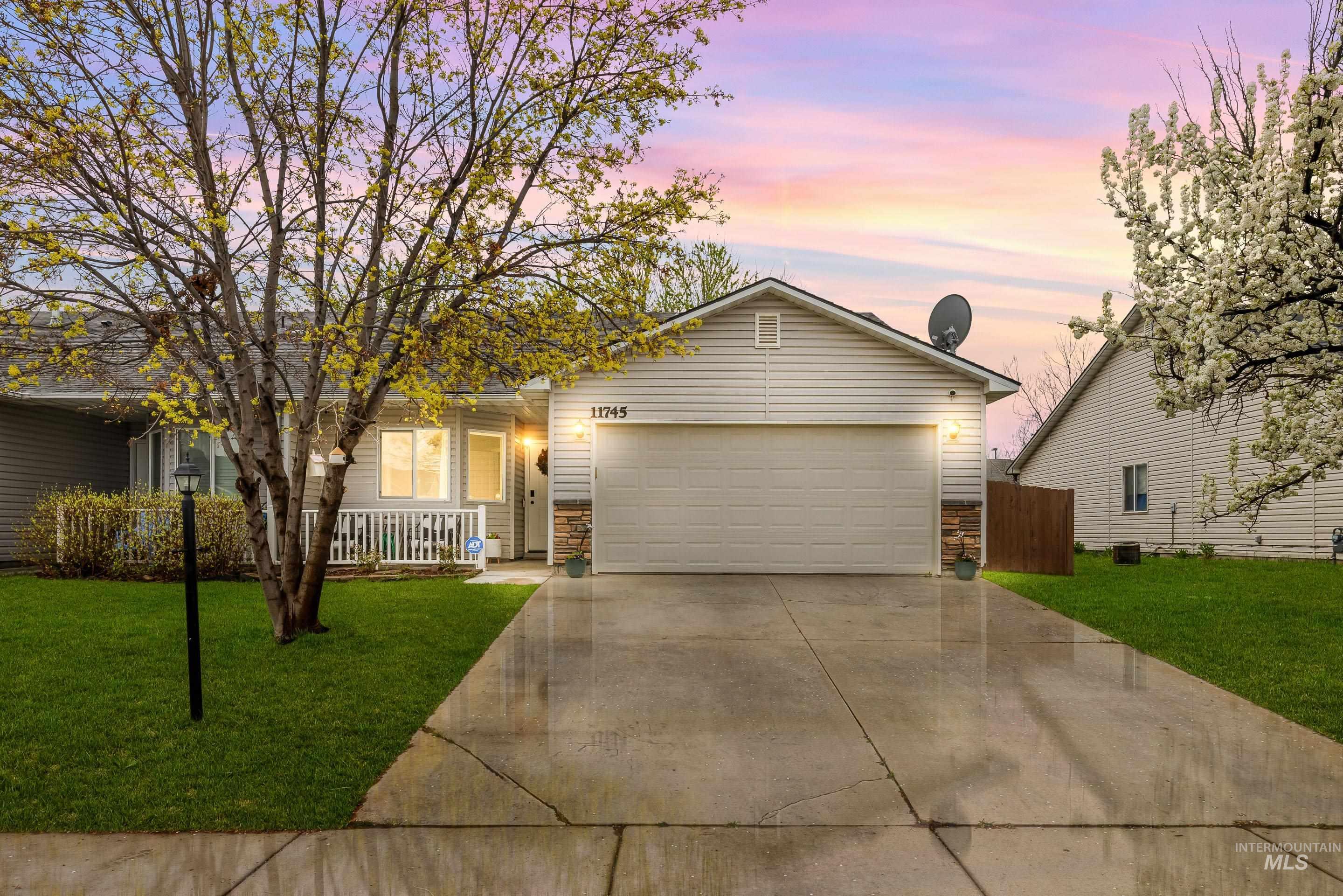 11745 W Blueberry, Nampa, Idaho 83687, 3 Bedrooms, 2 Bathrooms, Residential For Sale, Price $349,000,MLS 98980556