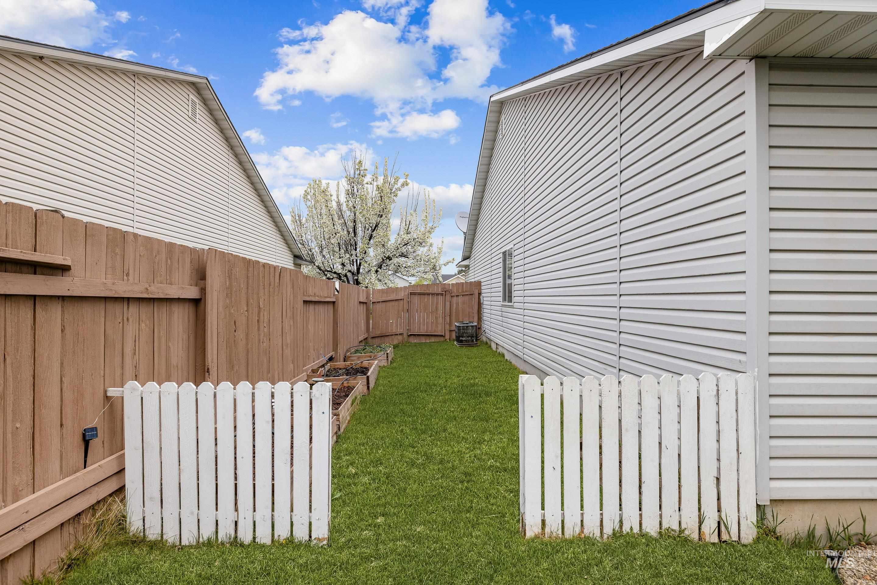 11745 W Blueberry, Nampa, Idaho 83687, 3 Bedrooms, 2 Bathrooms, Residential For Sale, Price $349,000,MLS 98980556