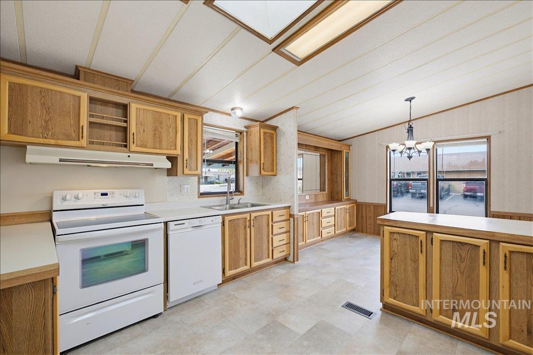 1907 W Flamingo Ave, Nampa, Idaho 83651, 3 Bedrooms, 2 Bathrooms, Residential For Sale, Price $169,500,MLS 98980561