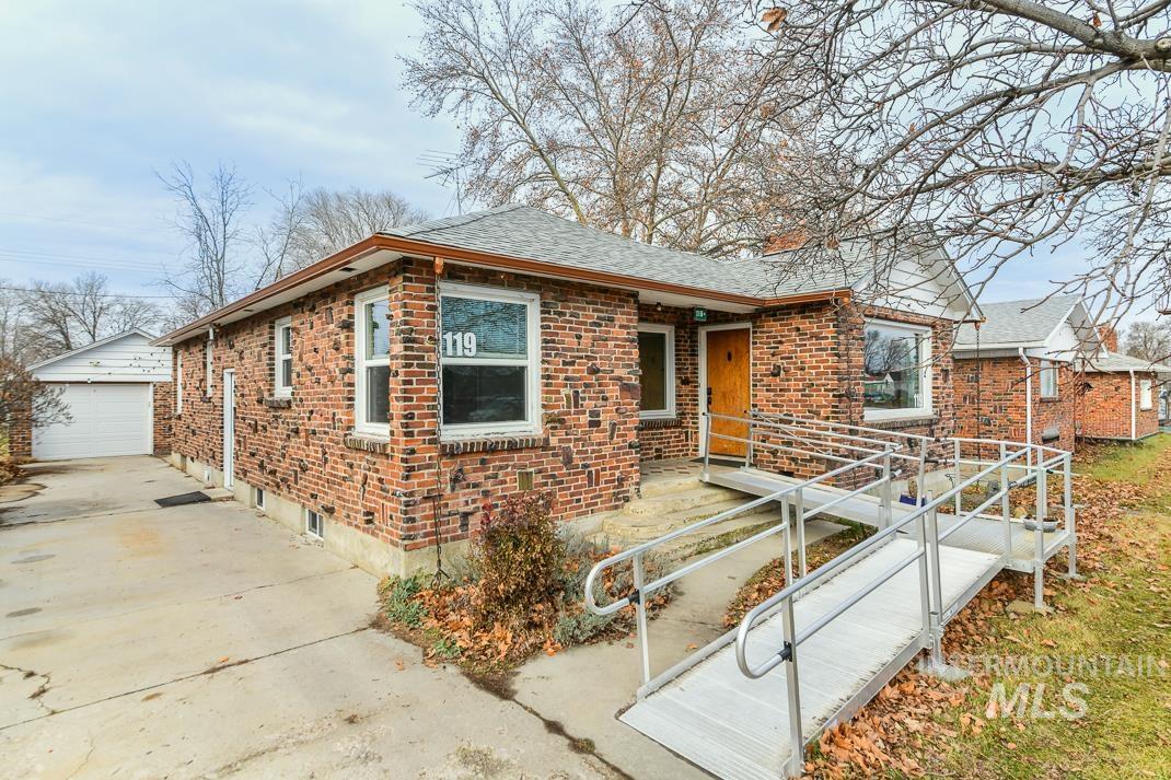 119 S Holly Street, Nampa, Idaho 83686, 3 Bedrooms, 1 Bathroom, Residential Income For Sale, Price $435,000,MLS 98980599