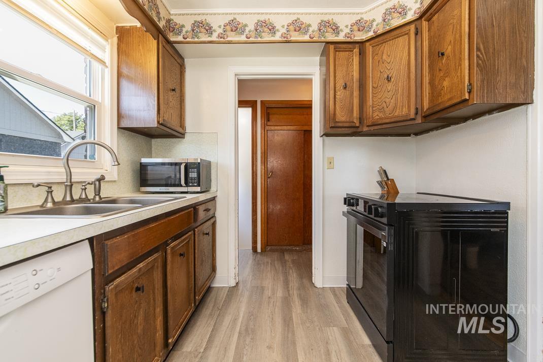 119 S Holly Street, Nampa, Idaho 83686, 3 Bedrooms, 1 Bathroom, Residential Income For Sale, Price $400,000,MLS 98980599