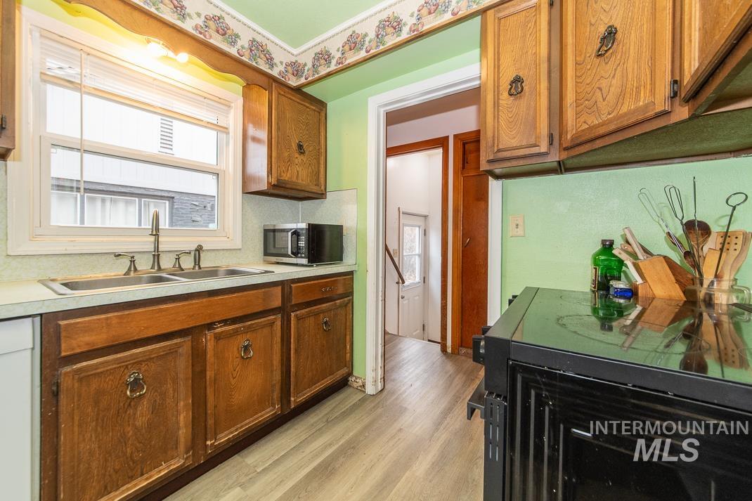 119 S Holly Street, Nampa, Idaho 83686, 3 Bedrooms, 1 Bathroom, Residential Income For Sale, Price $435,000,MLS 98980599