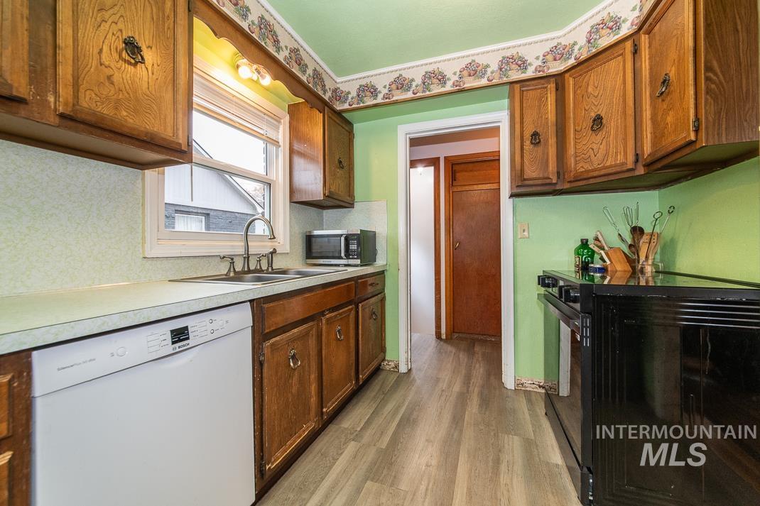 119 S Holly Street, Nampa, Idaho 83686, 3 Bedrooms, 1 Bathroom, Residential Income For Sale, Price $435,000,MLS 98980599