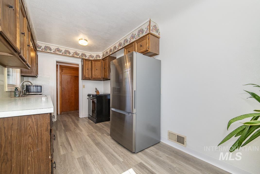 119 S Holly Street, Nampa, Idaho 83686, 3 Bedrooms, 1 Bathroom, Residential Income For Sale, Price $400,000,MLS 98980599
