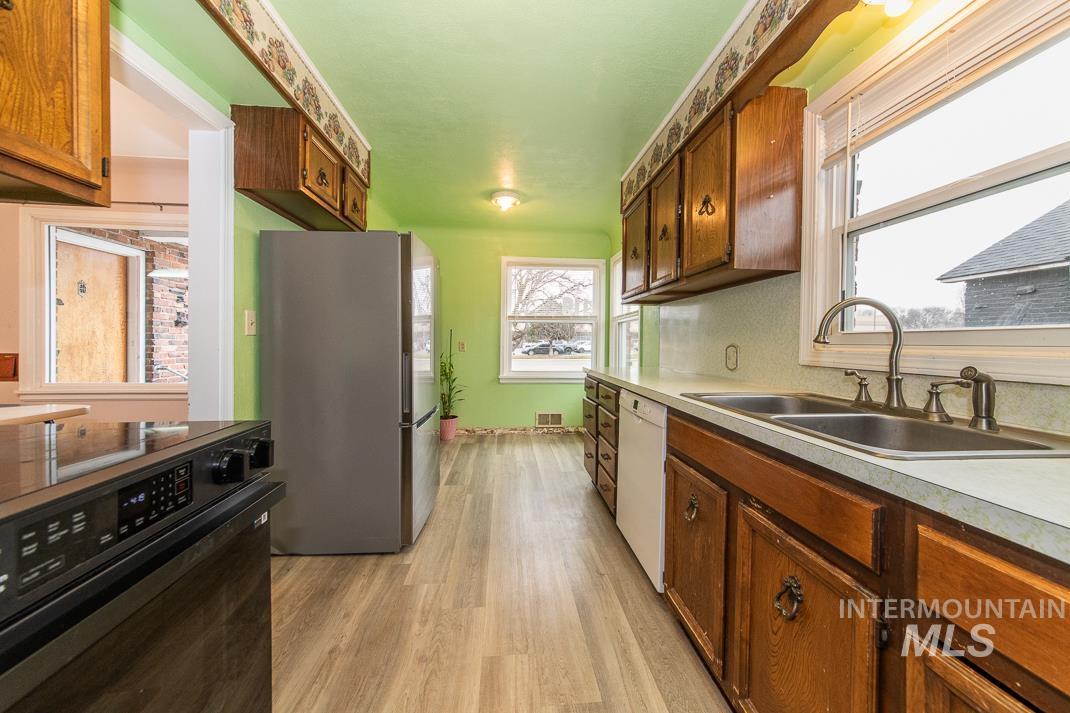 119 S Holly Street, Nampa, Idaho 83686, 3 Bedrooms, 1 Bathroom, Residential Income For Sale, Price $435,000,MLS 98980599