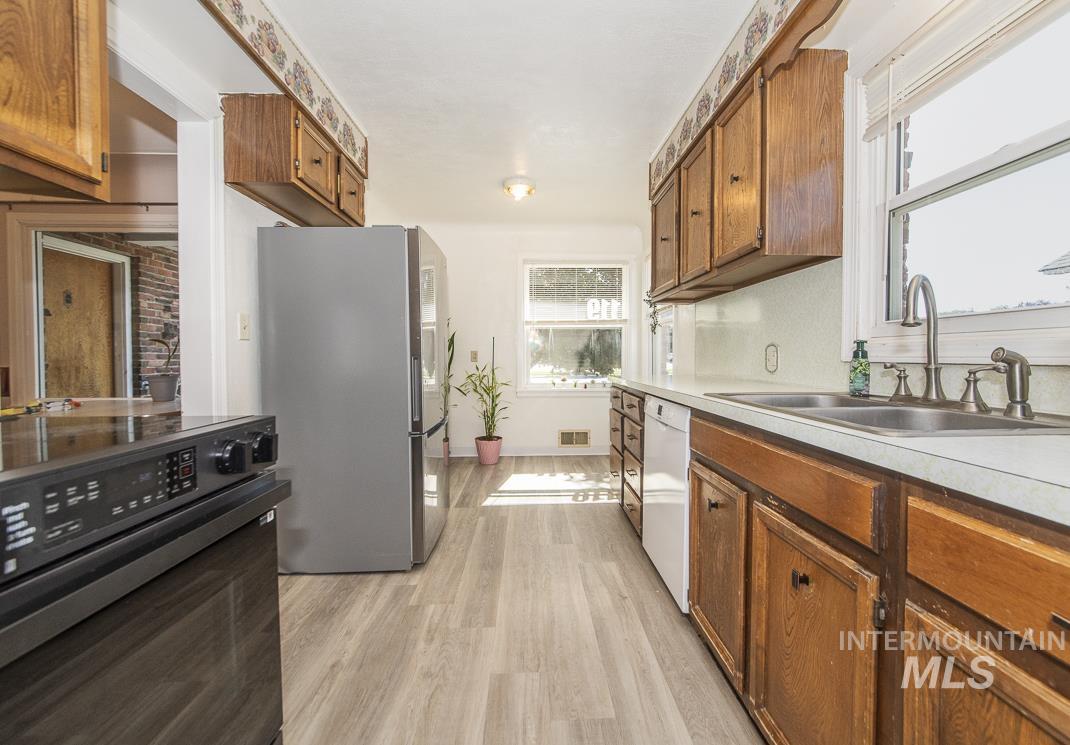 119 S Holly Street, Nampa, Idaho 83686, 3 Bedrooms, 1 Bathroom, Residential Income For Sale, Price $400,000,MLS 98980599
