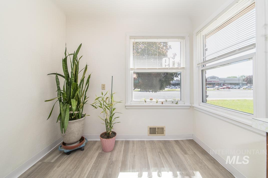 119 S Holly Street, Nampa, Idaho 83686, 3 Bedrooms, 1 Bathroom, Residential Income For Sale, Price $400,000,MLS 98980599